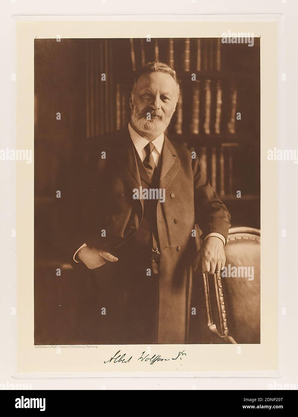 Rudolph Dührkoop, avvocato Dr. Albert M. Wolffson, membro della Bürgerschaft dal portafoglio Hamburgische Männer und Frauen am Anfang des XX. Century, Staatliche Landesbildstelle Hamburg, collezione sulla storia della fotografia, della carta, dell'eliocalcografia, dimensioni dell'immagine: Altezza: 22,50 cm; larghezza: 16,70 cm, segno: Recto sotto l'immagine: Firma a vista del sitter, iscrizione: Recto: Inciso sulla targa, sotto l'immagine: Fotografia e fotografia R. Dührkoop, Amburgo, in alto a sinistra sopra la foto 4; In alto a destra nell'angolo indicato in piombo: 131, timbro: Recto: Aggiunta manoscritta: INV.Nr Foto Stock