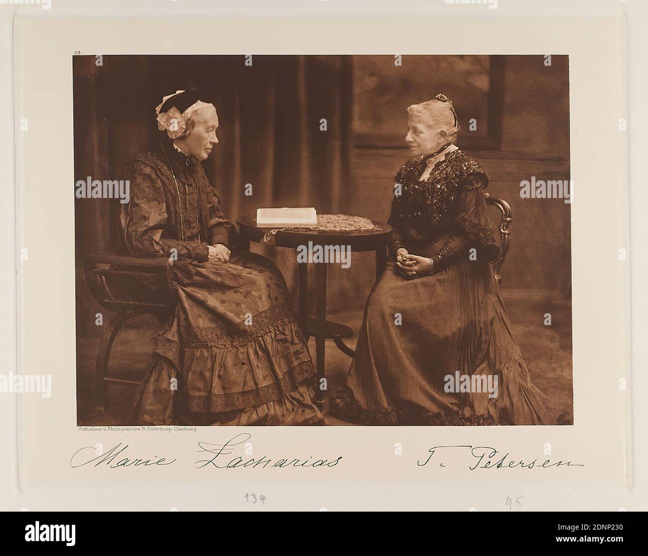 Rudolph Dührkoop, Frau Marie Zacharias e Fräulein T. Petersen dal portafoglio Hamburgische Männer und Frauen am Anfang des XX. Century, Staatliche Landesbildstelle Hamburg, Collezione di Storia della Fotografia, carta, eliocalcografia, dimensioni immagine: Altezza: 16,20 cm; larghezza: 21,20 cm, segno: Recto sotto la foto: Firma a vista del sitter, iscrizione: Recto: Inciso sulla targa, sotto la foto: Fotografia e fotografia R. Dührkoop, Amburgo, in alto a sinistra sopra la foto 84; In alto a destra nell'angolo in piombo: 134 e 95, timbro: Recto: Aggiunta manoscritta: INV.No. Foto Stock