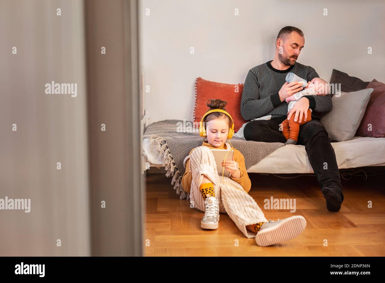 Padre con bambini in soggiorno Foto Stock