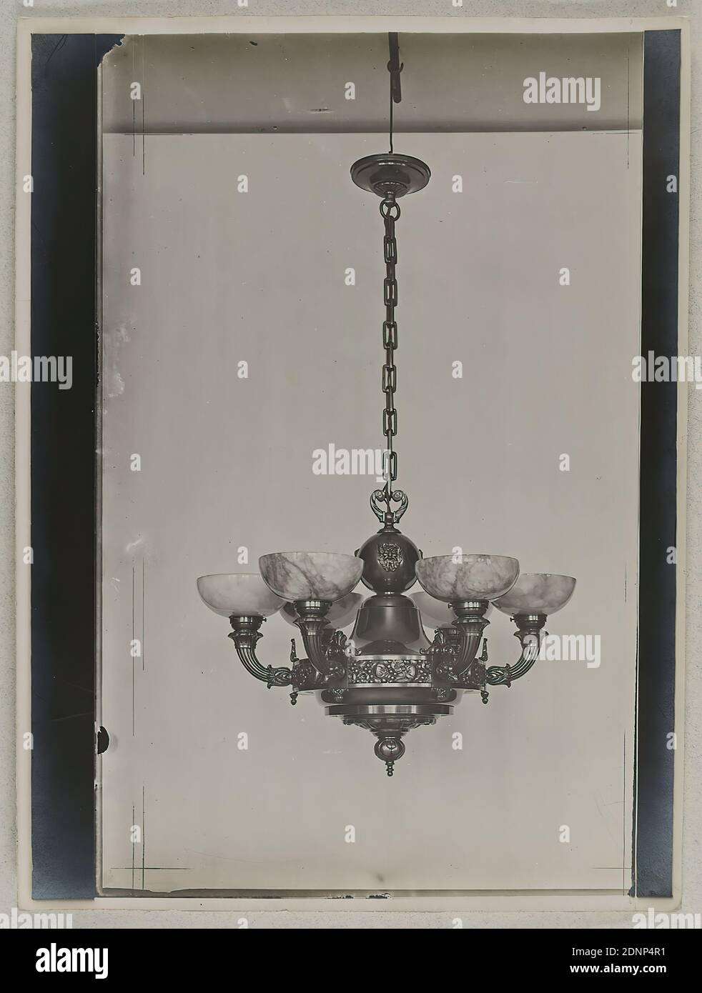 Hamann, lampada da soffitto, carta in gelatina d'argento, processo positivo in bianco e nero, totale: Altezza: 24,10 cm; larghezza: 18,00 cm, fotografia, illuminazione, lampade, vita Foto Stock