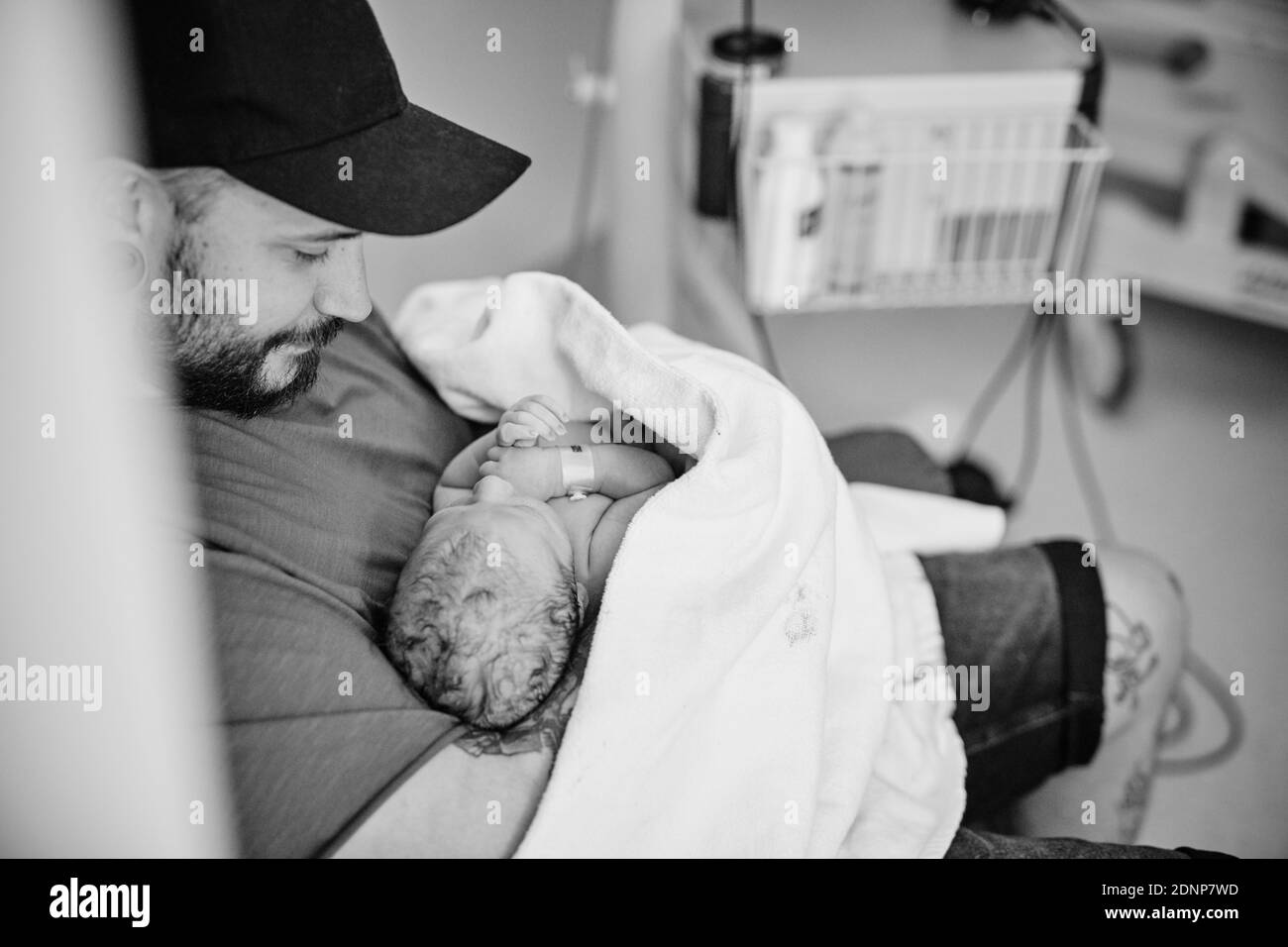 Padre holding neonato Foto Stock