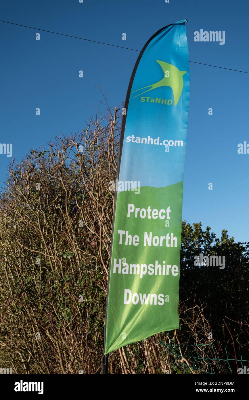 Proteggete il banner o la bandiera della pala di North Hampshire Downs da STaNHD, per proteggere la campagna locale dallo sviluppo proposto, Cliddesden, Hampshire UK Foto Stock