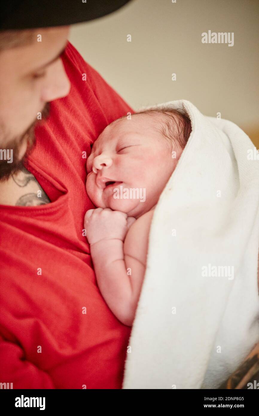 Padre holding neonato Foto Stock