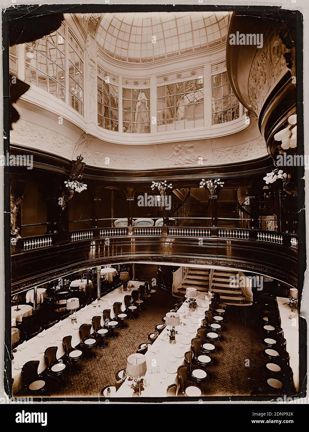 Heinrich Hamann, Atelier J. Hamann, Johann Hinrich W. Hamann, vaporizzatore rapido 'Deutschland', Vista della grande sala da pranzo, carta collodion, processo positivo in bianco e nero, totale: Altezza: 24.50 cm; larghezza: 18.60 cm, inscritto e datato: verso: In piombo: Amburgo, 1900 Steamer veloce 'Deutschland', Vista della grande sala da pranzo, Atelier für Photographie aller Art, premiato Amburgo 1899, J. Hamann, Amburgo 36, francobollo solo debolmente, quindi non completamente leggibile, fotografare, navi, interni, sala da pranzo, sala da pranzo, vaporiera, motoscafo, cupola (architettura) Foto Stock