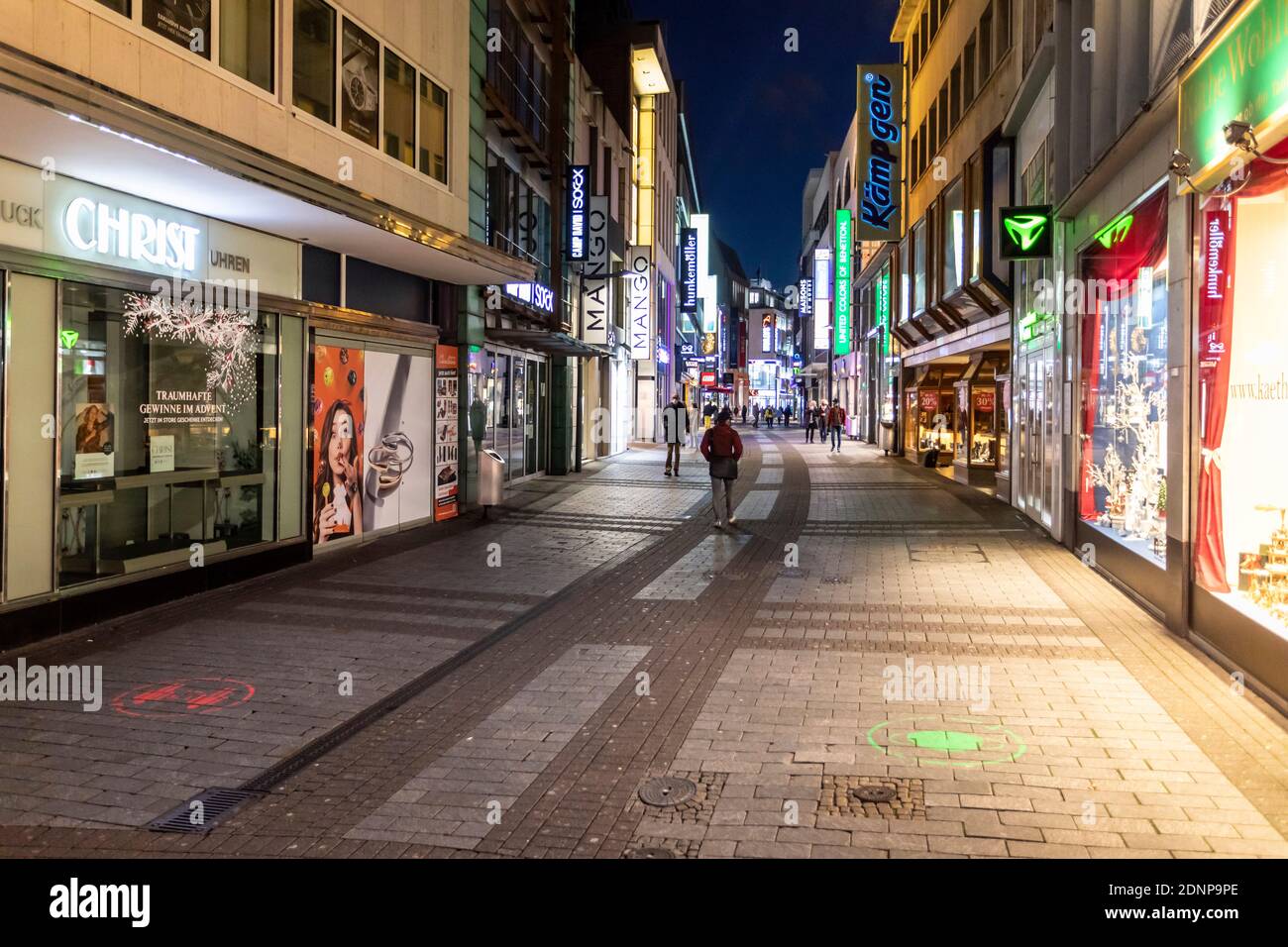 Vie dello shopping a Colonia dopo il blocco nella Corona Crisi - poche persone nella zona pedonale di Hohe Straße Foto Stock