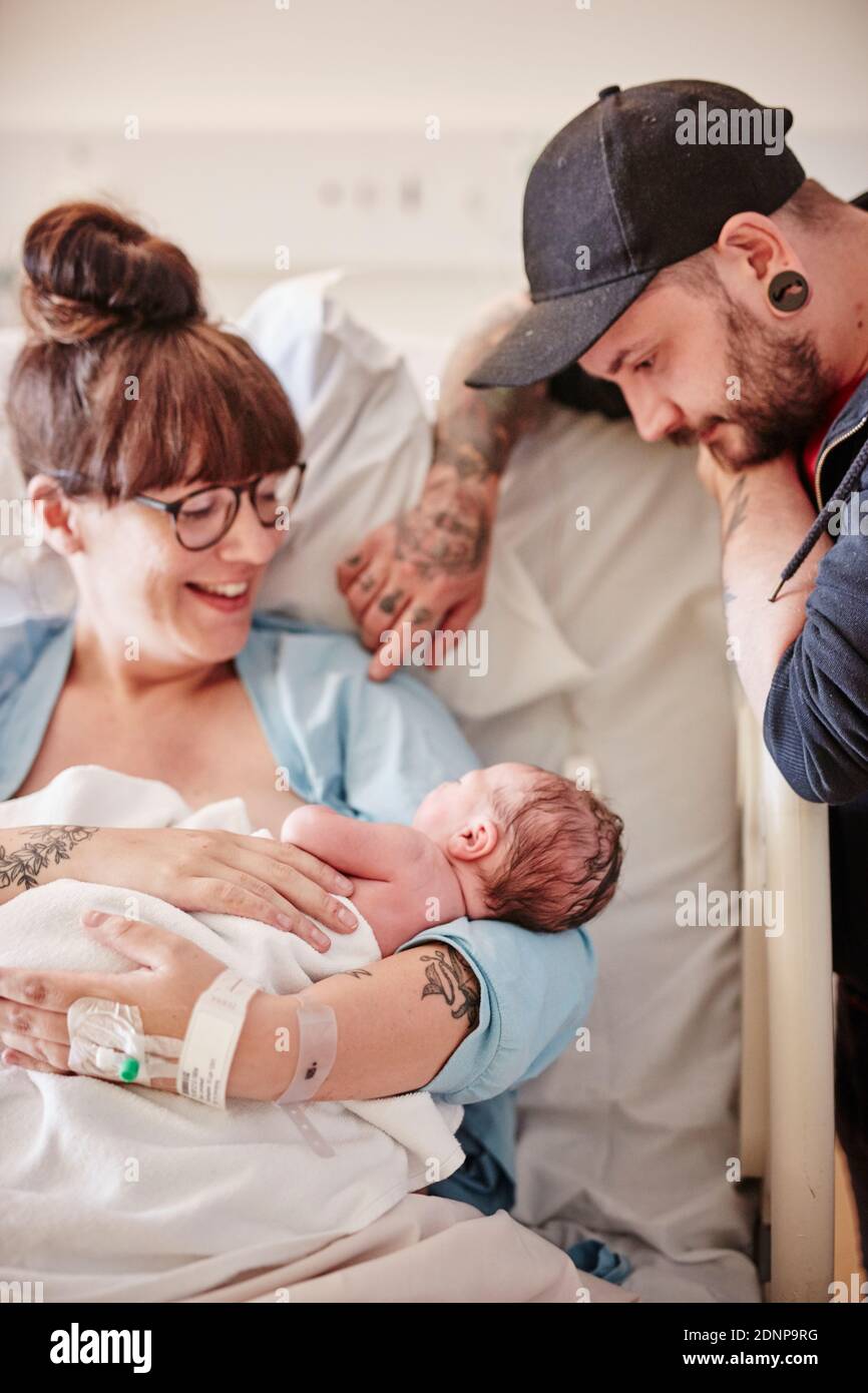 Genitori in ospedale con neonato Foto Stock