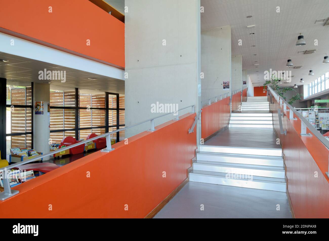 Scala interna in cemento del Centro Culturale moderno e Biblioteca, o Jean-Claude Izzo Mediatèque, , Chateauneuf-les-Martiques Provenza Francia Foto Stock