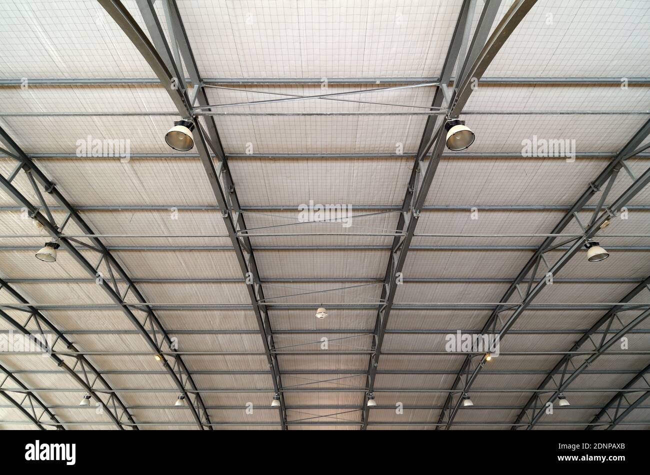 Struttura del tetto in metallo o struttura del tetto dell'edificio interno dello stadio Con travi metalliche e trussi Foto Stock