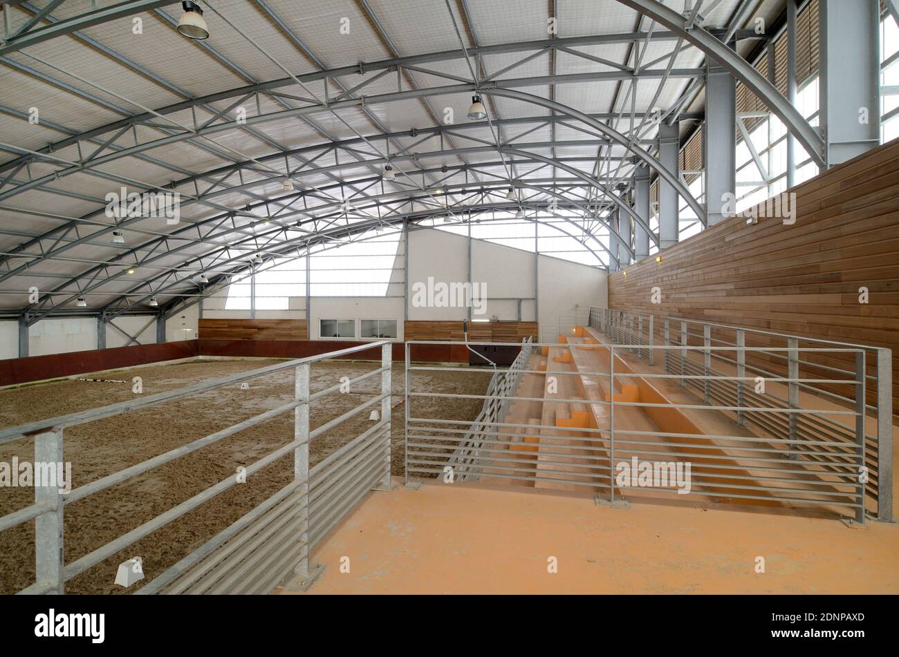 Struttura del tetto in metallo o struttura del tetto dell'edificio interno dello stadio Con travi metalliche e trussi Foto Stock