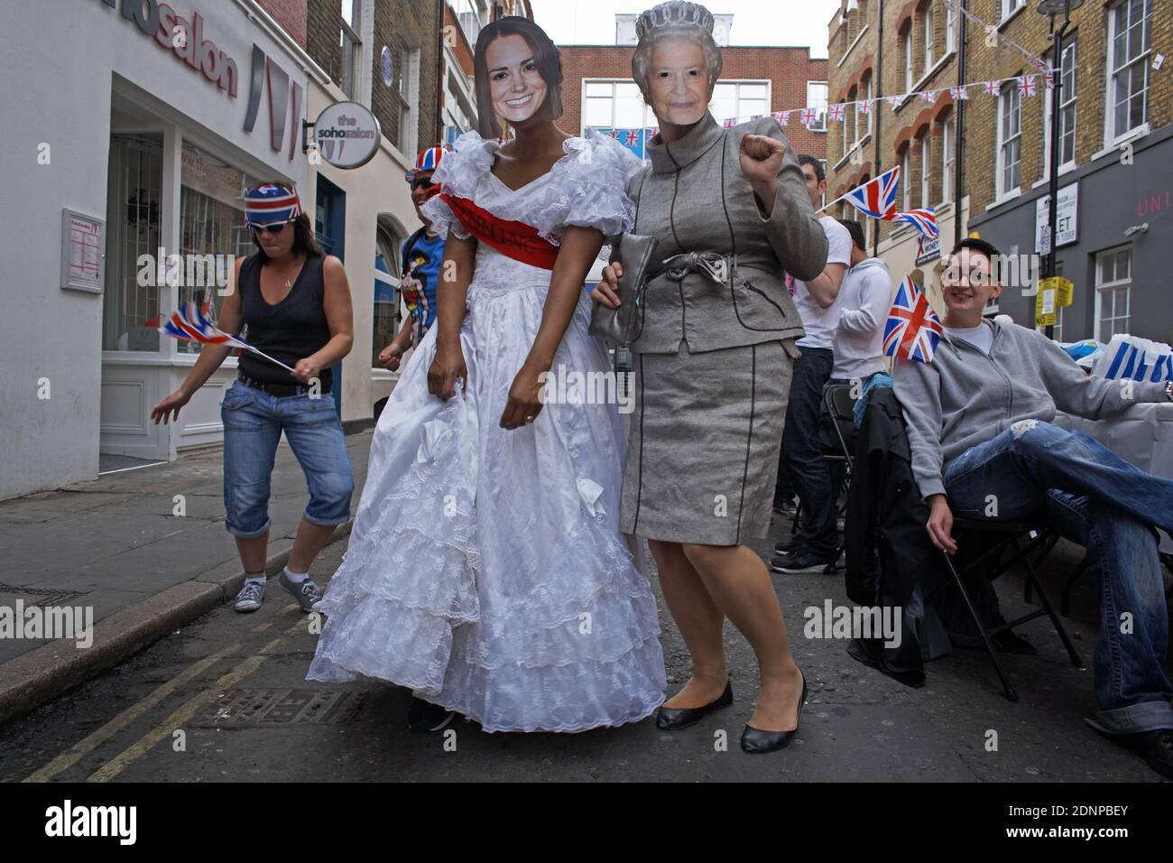 Festa mascherata People Street a Soho Londra il Royal Wedding Day, Regno Unito, Londra Foto Stock