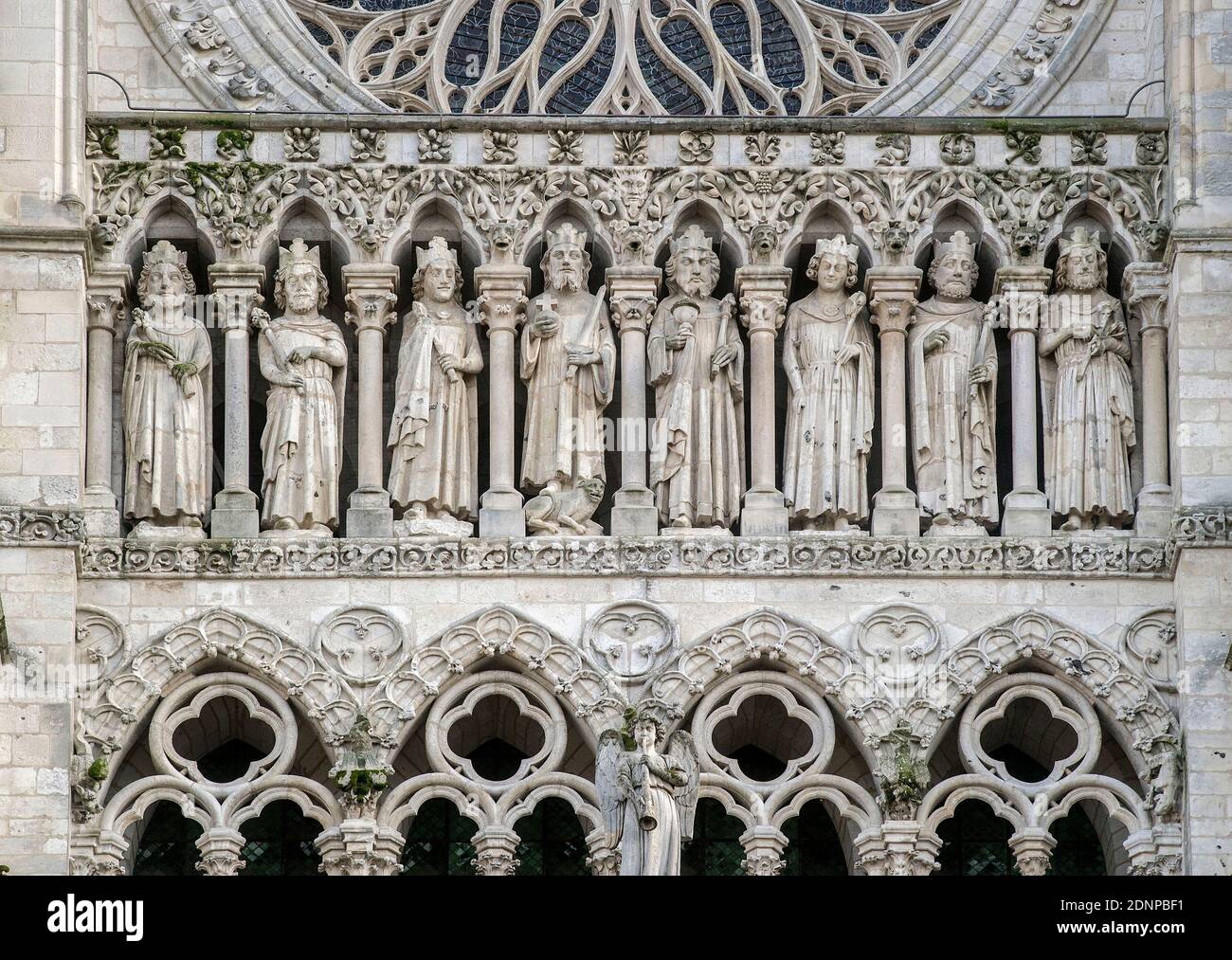 Amiens (Francia settentrionale): Dettaglio della Basilica Cattedrale di nostra Signora di Amiens, cattedrale gotica registrata come patrimonio dell'umanità dell'UNESCO. Statue Foto Stock
