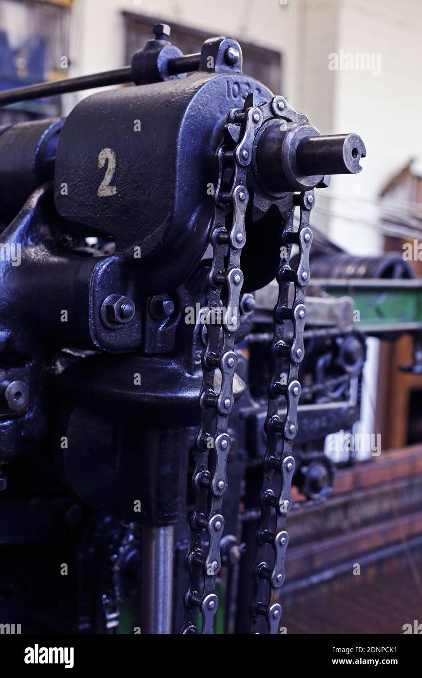 Pulegge condotte a catena sulla vecchia macchina di tessitura al micro Mill London Cloth Company Foto Stock