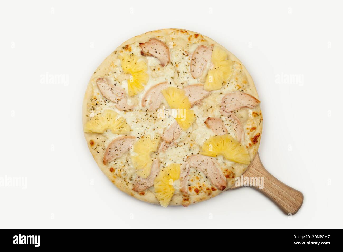 Deliziosa pizza hawaiana servita su un piatto di legno, ingredienti salsa all'aglio, mozzarella, pollo affumicato, ananas in scatola su bianco. Poster promozionale pizzeria. Foto Stock