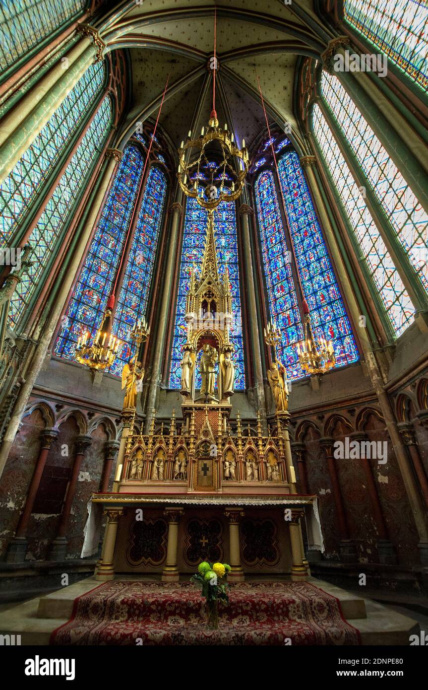 Amiens (Francia settentrionale): Dettaglio della Basilica Cattedrale di nostra Signora di Amiens, cattedrale gotica registrata come patrimonio dell'umanità dell'UNESCO. Colorato Foto Stock