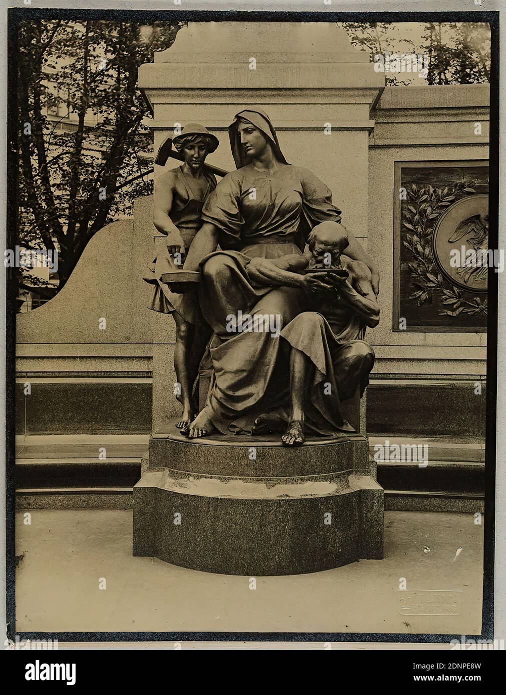 Heinrich Hamann, Atelier J. Hamann, Johann Hinrich W. Hamann, Allegory disposizione di vecchiaia del Kaiser-Wilhelm-I.- Monumento di Amburgo, carta di gelatina d'argento, processo positivo in bianco e nero, totale: Altezza: 20.80 cm; larghezza: 15.90 cm, timbro a secco, J. HAMANN, Amburgo, timbro: verso e sul cartone: J. Hamann, Hamburg 1, Neustädterstr, 66/68, studio per la fotografia di tutti i tipi, premiato con Amburgo 1899, fotografia di reportistica, scultura, scultura, arte di scultura, vecchio, giovane, giovane, martello, benessere pubblico Foto Stock