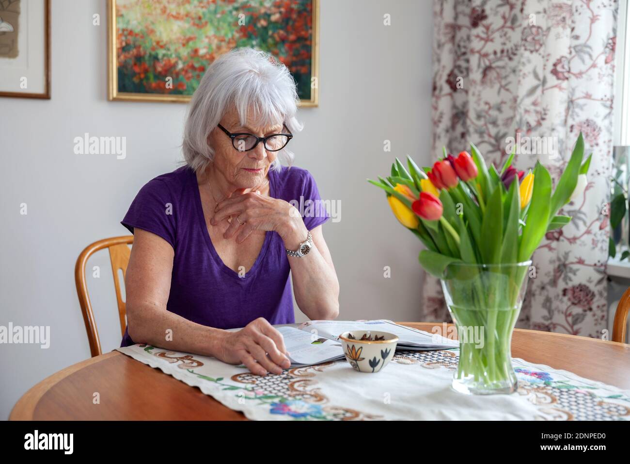 Senior donna rivista di lettura Foto Stock