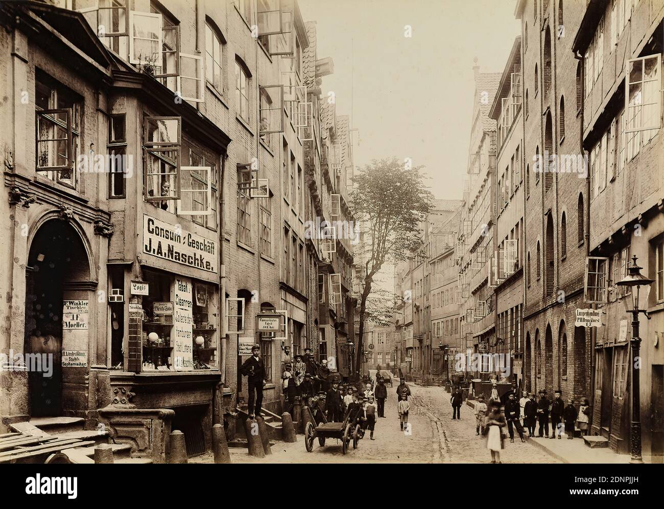 W. Mauke & Söhne, Georg Koppmann, bei den Mühren, visto dopo la chiesa catharinen dal cartella Amburgo 1884, viste dallo Stadttheil da deilare, carta albumina, processo positivo in bianco e nero, dimensioni immagine: Altezza: 27.1 cm; larghezza: 38.6 cm, inscritto: Recto e stampato sul supporto cartone: Photographie von G. Koppmann & Co, Hamburg - taken in September 1884, BEHINDEN MÜHREN ZEHEN NACH DER CATHARINEN-KIRCHE, fotografia architettonica, città, vista città (veduta), strade e piazze, edificio residenziale, edificio a più piani, facciata, casa, edificio, negozio, vetrina del negozio Foto Stock