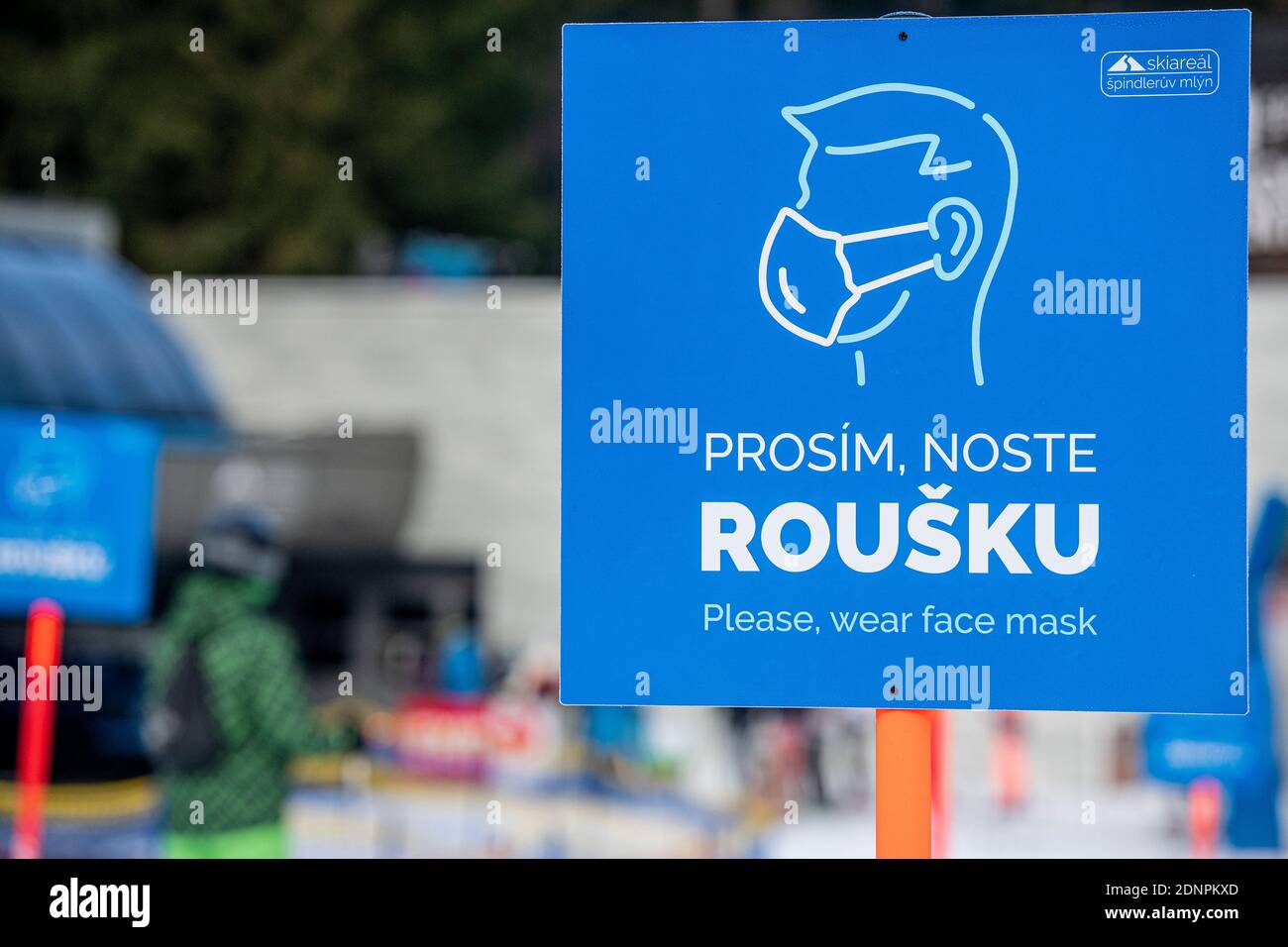 Spindleruv Mlyn, Repubblica Ceca. 18 Dicembre 2020. Oggi la Repubblica ceca è passata dal terzo al quarto livello di allerta per il coronavirus a causa del peggioramento della situazione epidemiologica, il che significa che ristoranti e alberghi devono chiudere nuovamente dopo due settimane. I negozi e i servizi non saranno chiusi, ma opereranno nel quadro di speciali misure organizzative e sanitarie. Gli impianti di risalita in montagna iniziano a funzionare (cartello nella foto si prega di indossare la maschera a Spindleruv Mlyn), Repubblica Ceca, 18 dicembre 2020. Credit: Radek Petrasek/CTK Photo/Alamy Live News Foto Stock