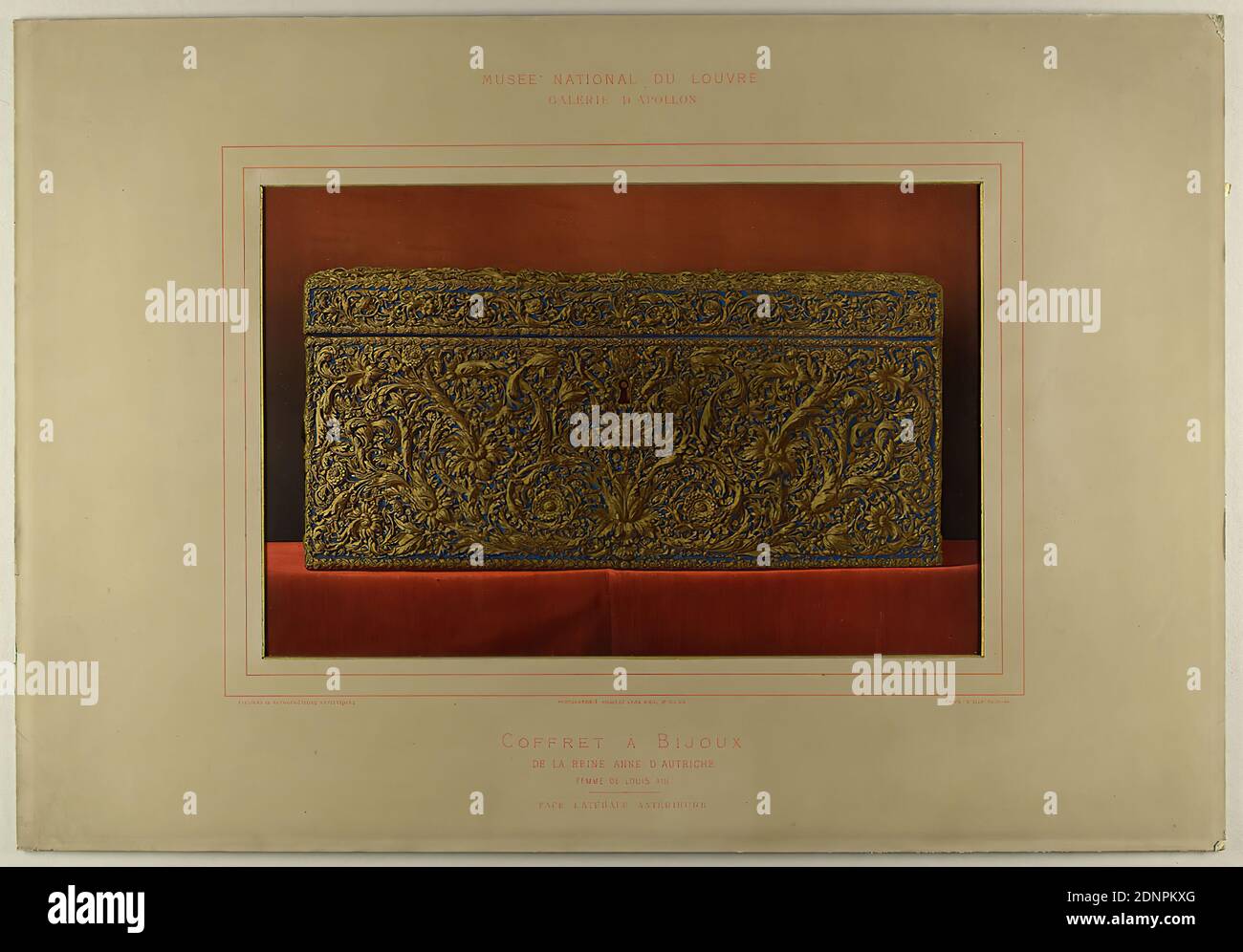 Léon Vidal, Coffret à Bijoux, carta, stampa fotocromatica, dimensioni immagine: Altezza: 21.70 cm; larghezza: 33.20 cm, inscritto: Recto: Stampato sopra la fotografia: Musee National Du Louvre Galerie D`Apollon; sotto la fotografia: Ateliers de Reproductions Artistiques; Photochromie Procédé Léon Vidal B.ième S.G. D.G.; Parigi, quindicesimo Quai Voltaire; Coffret à Bijoux de la Reine Anne D'Autriche Femme de Louis XIII Face Latérale Antérieure, artigianato, arti decorative, design industriale, la magnifica Galleria Apollo del Louvre di Parigi ospita alcuni dei più preziosi oggetti d'arte della Grande Nazione Foto Stock