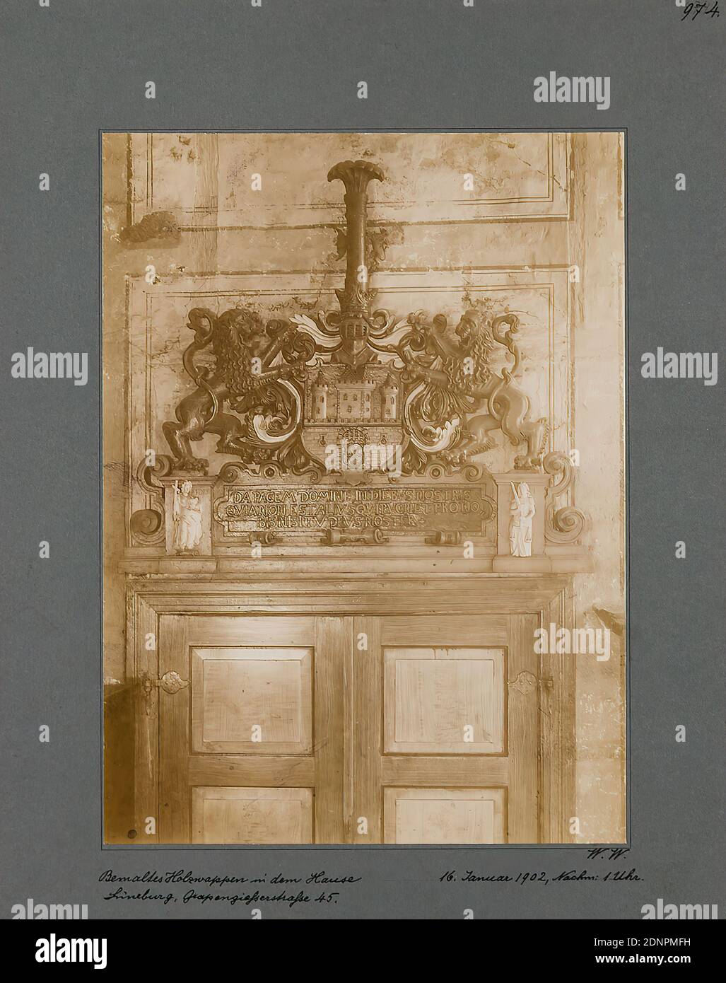 Wilhelm Weimar, dipinto stemma in legno nella casa Lüneburg, Grapengiesserstraße 45. Collodio carta, bianco e nero processo positivo, dimensione immagine: Altezza: 22.70 cm; larghezza: 16.70 cm, monogramma, inscritto e datato: Recto sul cartone: Sotto in inchiostro nero: Stemma in legno dipinto nella casa di Lüneburg, Grapengiesserstraße 45. E destra: W. W, 16 gennaio 1902, postscript 1 alle ore. O. r.: 974th, Fotografia del Museo d'Arte e Commercio di Amburgo, fotografia, artigianato, arte e artigianato, disegno industriale, portale/edicola, stemma scudo, simbolo araldico, Lüneburg Foto Stock