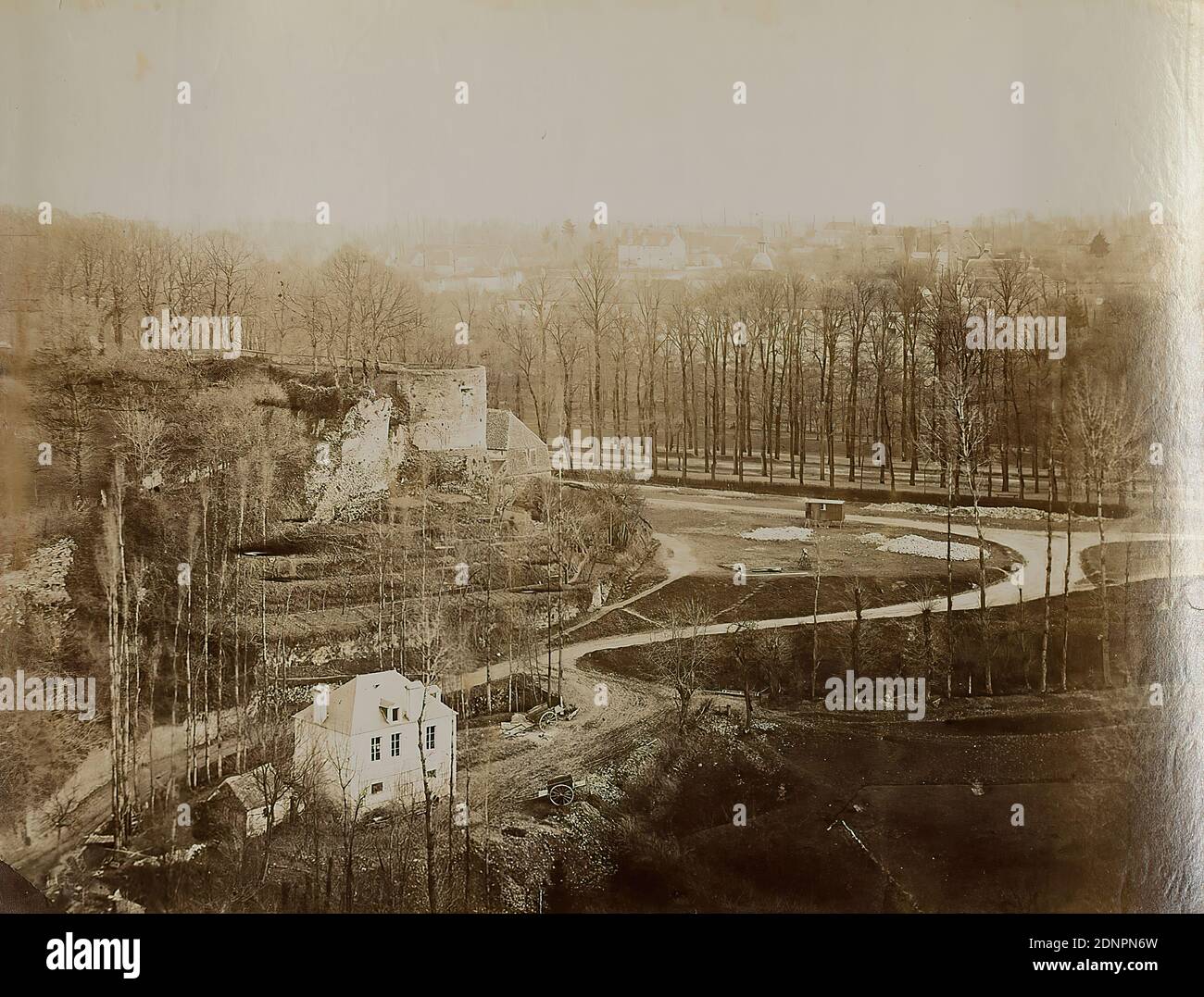 Würthle & Sohn Salzburg, bastione con villaggio sullo sfondo, carta albumina, processo positivo bianco e nero, totale: Altezza: 18,00 cm; larghezza: 24,20 cm, no 61, fotografia di viaggio, fotografia di paesaggio, città, vista città (veduta), edificio storico, località, strada Foto Stock