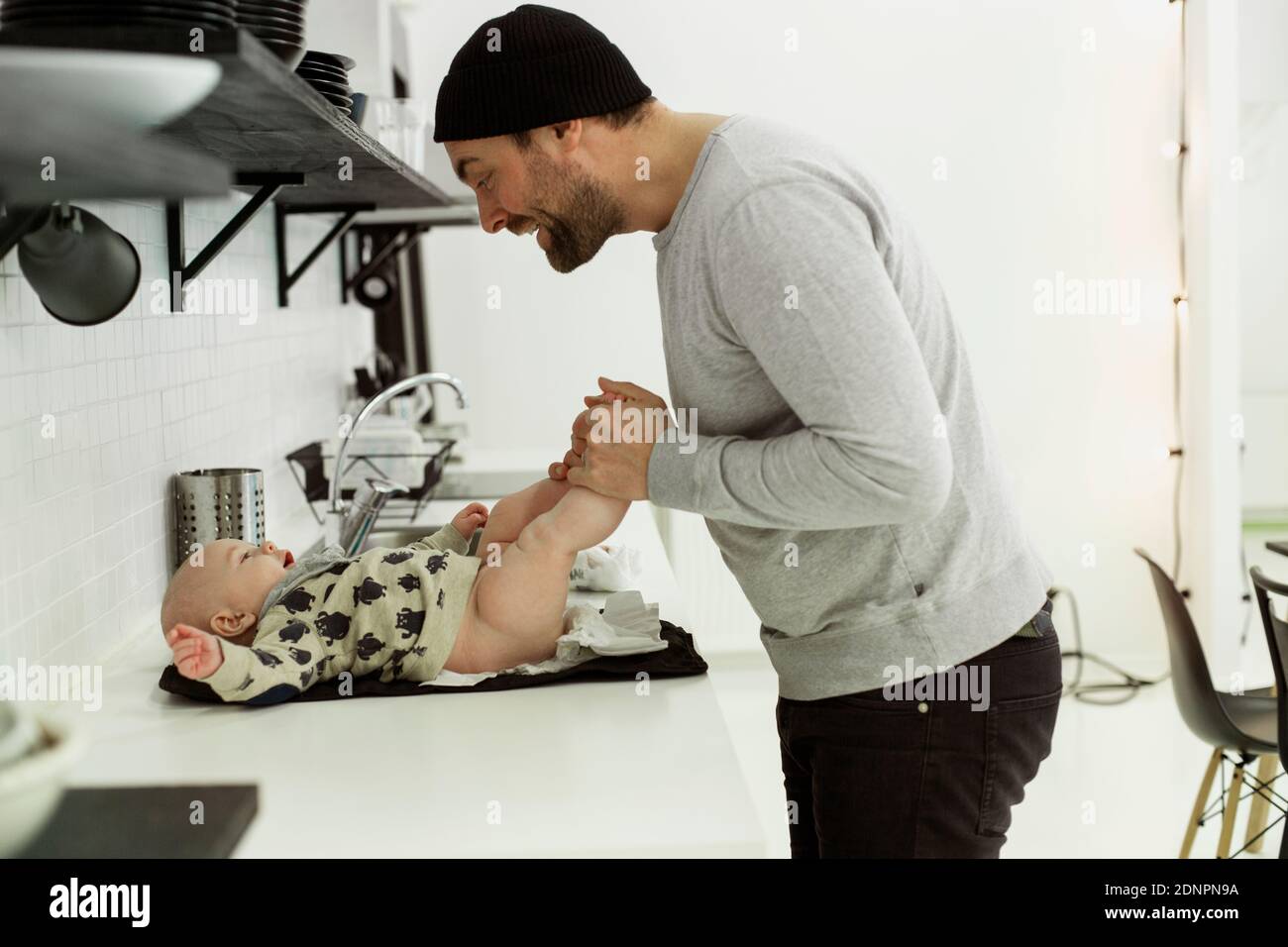 Padre con bambini in cucina Foto Stock