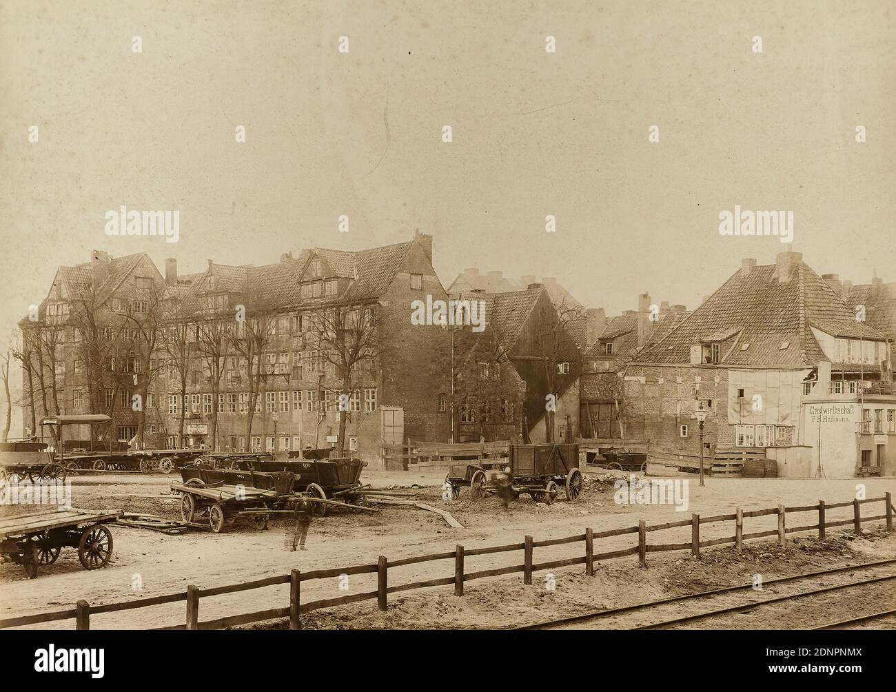 W. Mauke & Söhne, Georg Koppmann, Westende vom Kehrwieder dalla cartella Amburgo 1883. Fotografie delle guarigioni della città da posare, carta albumina, processo positivo in bianco e nero, dimensioni immagine: Altezza: 27.2 cm; larghezza: 38.4 cm, inscritto: Recto u.: Stampato sul supporto cartone: Photographie von G. Koppmann & Co, Amburgo - fotografata Amburgo ottobre 1883, WEST END DI KEHRWIEDER, fotografia architettonica, vista della città (veduta), strade e piazze, casa residenziale, casa a più piani, casa a graticcio, carrozza, carro merci, cart cargo, edificio storico, posizione, strada Foto Stock