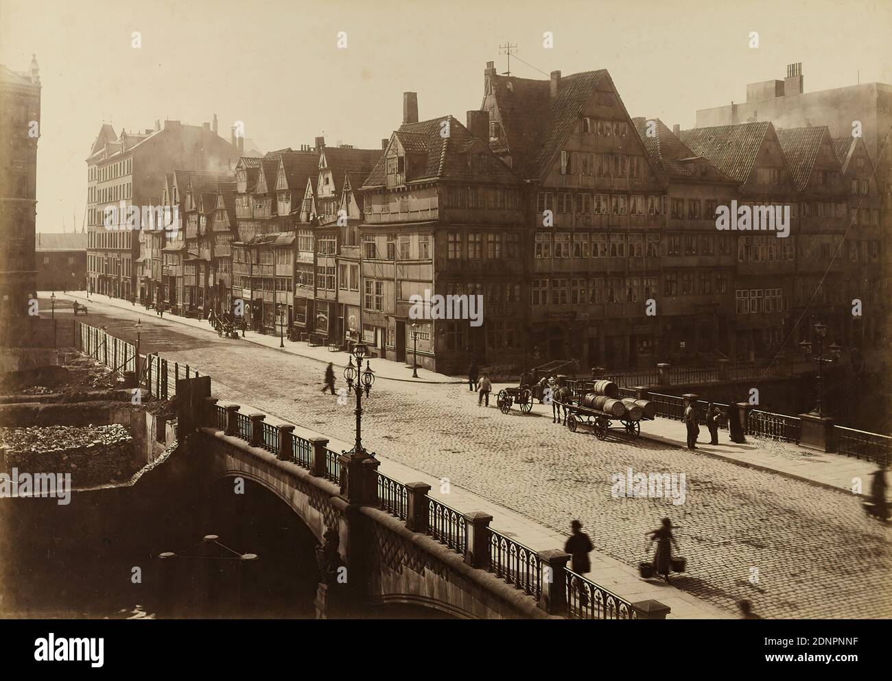 W. Mauke & Söhne, Georg Koppmann, lato ovest della strada Auf dem Sande dal portafoglio Hamburg 1884, viste dallo Stadttheil da deilitare, carta albumina, processo positivo bianco e nero, dimensioni immagine: Altezza: 27 cm; larghezza: 38.7 cm, inscritto: Recto u.: Stampato sul retro cartone: Photographie von G. Koppmann & Co, Amburgo - preso nel settembre 1884, lato occidentale DELLA STRADA SULLA SABBIA, fotografia architettonica, città, vista città (veduta), strade e piazze, ponte, edificio residenziale, casa a più piani, casa a graticcio, vita urbana, carrozza, carro merci, cart cargo Foto Stock