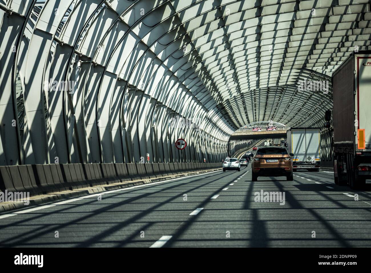 Varsavia, Polonia - 10 luglio 2020: Traffico a Varsavia, tunnel su Trasa Toruńska. Il sole passa attraverso la struttura metallica. Foto Stock