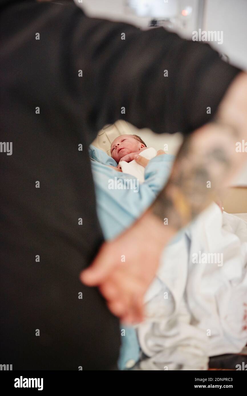 Neonato in ospedale Foto Stock