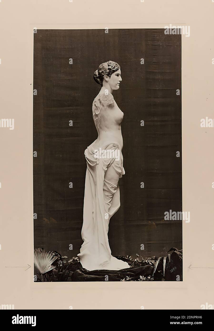 Nicola Perscheid, Max Klinger, Amphitrite, 1899, marmo (da sinistra), carta in gelatina d'argento, processo positivo bianco e nero, dimensioni immagine: Altezza: 27.30 cm; larghezza: 16.00 cm, firmato e datato: Recto: N. Perscheid/Leipzig/1899, altezza 178 cm, oggi Berlino, Alte Natationalgalerie, scultura, plastica, arte scultorea Foto Stock