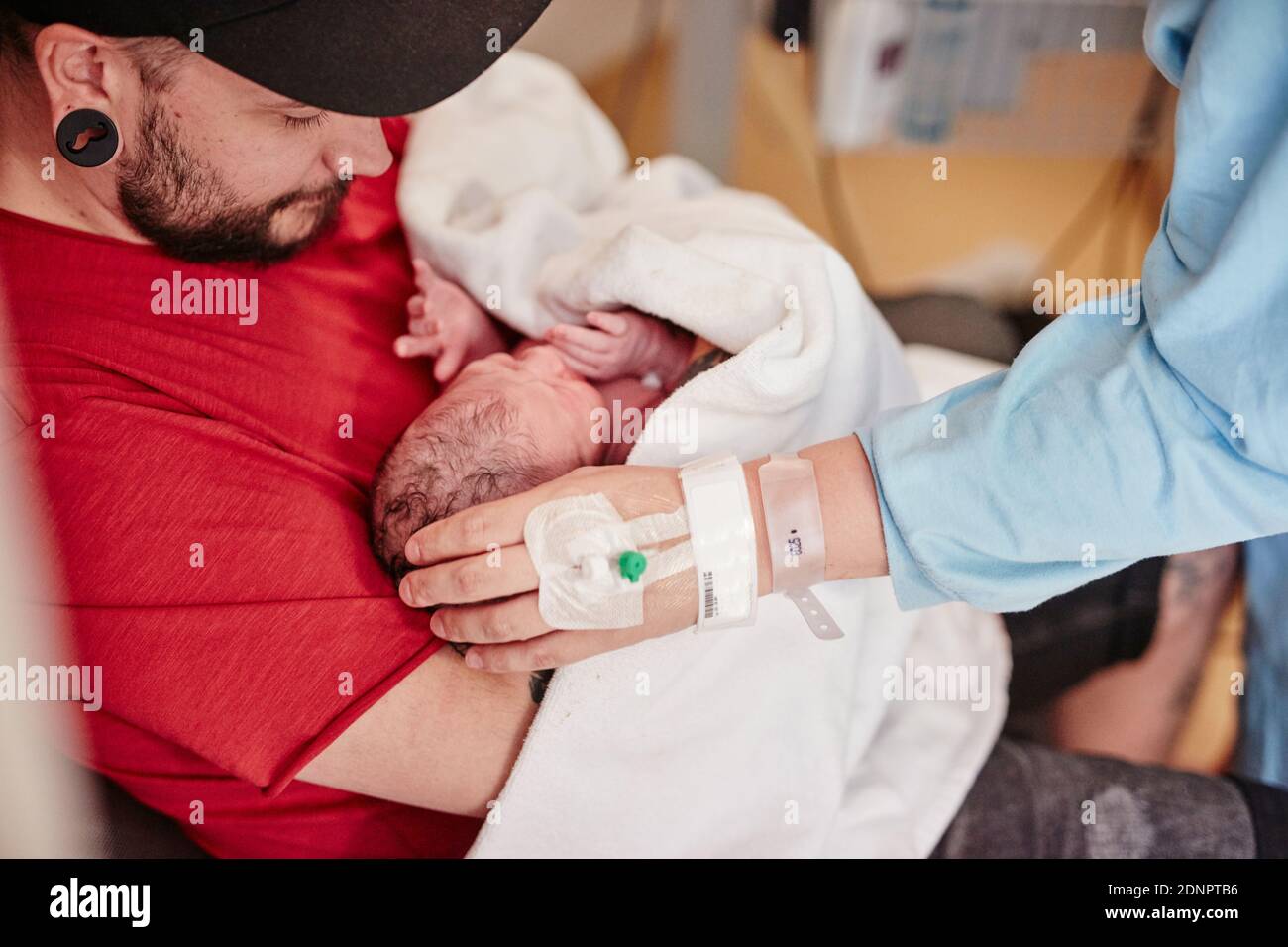 Padre holding neonato Foto Stock