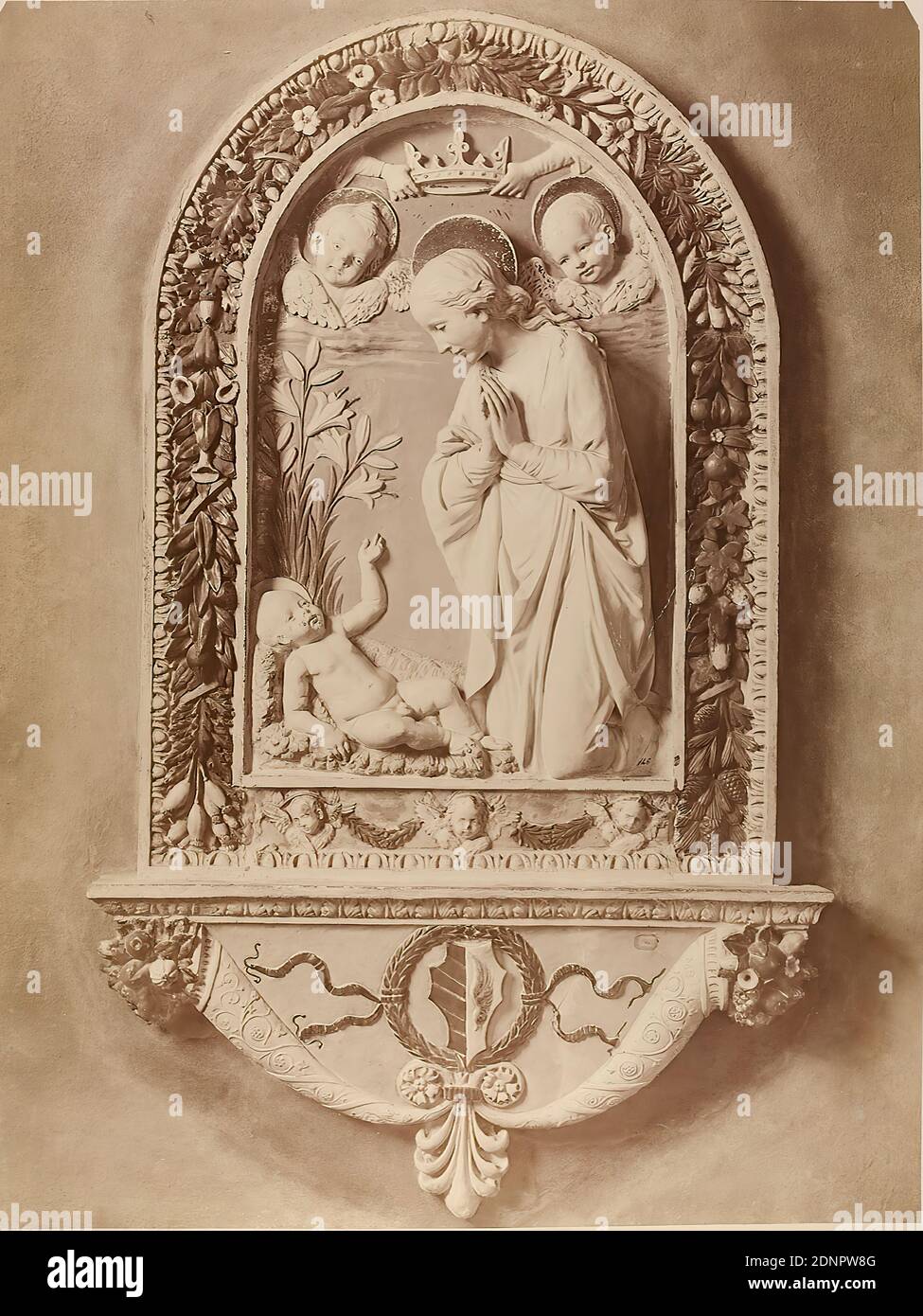 Giacomo Brogi, Firenze - Museo Nazionale: Madonna d'Andrea della Robbia, carta albumina, cartone, processo positivo bianco e nero, dimensioni immagine: Altezza: 55.00 cm; larghezza: 41.00 cm, inscritto: Sotto: no 947, titolo, Edizioni Brogi, fotografia, Maria con Cristo Bambino (Madonna), scultura, plastica, arte della scultura Foto Stock