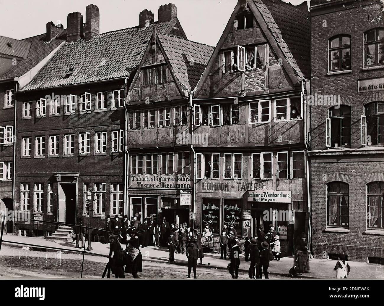 Atelier J. Hamann, Johann Hinrich W. Hamann, tipiche vecchie case a graticcio dell'Eichholz, Amburgo, carta in gelatina d'argento, processo positivo in bianco e nero, totale: Altezza: 12.00 cm; larghezza: 16.70 cm, incisa e datata: verso o.: In piombo: Amburgo 30 maggio 1889, tipiche vecchie case a graticcio all'Eichholz, nel negozio e al primo piano nel negozio e al primo piano della casa, c'era una piccola fabbrica di tabacco e sigari, accanto alla distilleria 'London Tavern', e una enoteca, timbro: verso sinistra: Francobollo rotondo: Atelier für Photographie aller Art, J. Hamann, Amburgo 36 Foto Stock