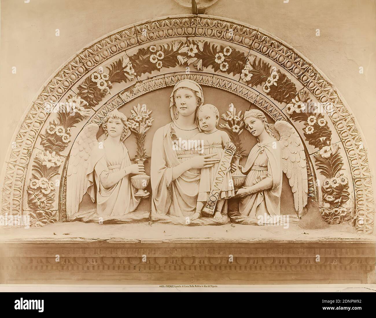 Giacomo Brogi, Firenze - Lunetta di Luca della Robbia in Via dell'Agnolo, carta albumina, cartone, processo positivo bianco e nero, dimensioni immagine: Altezza: 55.00 cm; larghezza: 41.00 cm, inscritto: Sotto: no 4655, titolo, Edizioni Brogi, fotografia, Maria con Cristo Bambino (Madonna), scultura, plastica, scultura Foto Stock