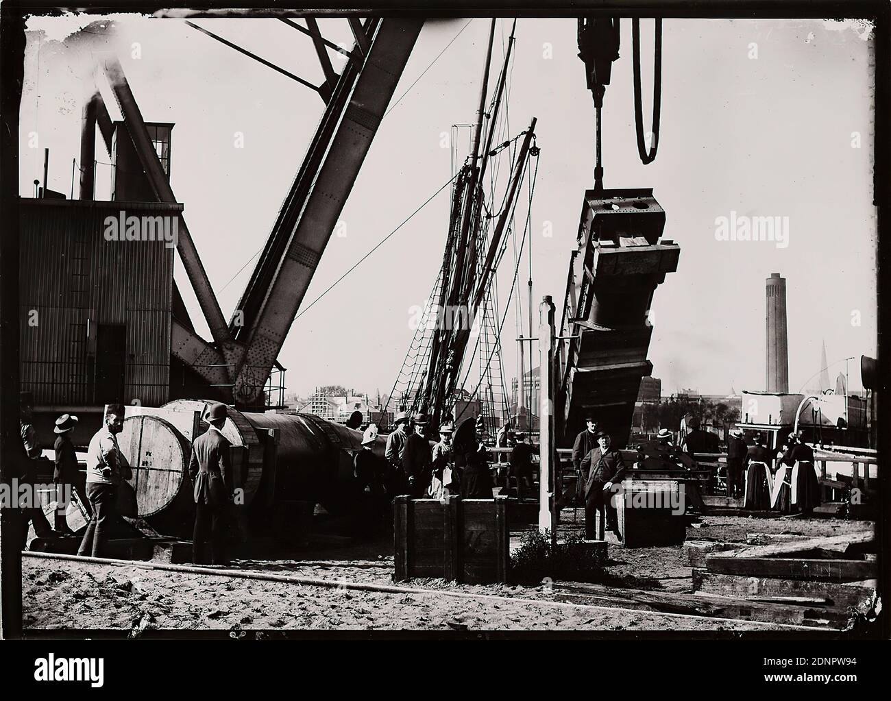 Atelier J. Hamann, Johann Hinrich W. Hamann, Der große Dampfkran am Kranhöft, Amburgo, carta in gelatina d'argento, processo positivo in bianco e nero, totale: Altezza: 12.90 cm; larghezza: 17.90 cm, incisa e datata: verso o.: In piombo: Amburgo - Hafen, agosto 28, 1889. Der große Dampfkran, am Kranhöft, d. Attualmente la più grande gru commerciale del mondo, costruita 1885-87, consegnata all'amministrazione della banchina, il 18 giugno 1888, caricamento di un cannone gigante, per la mostra mondiale a Chikago, timbro: verso sinistra: Francobollo rotondo: studio per la fotografia di tutti i tipi, J. Hamann, Amburgo 36, Valentinskamp 41 Foto Stock