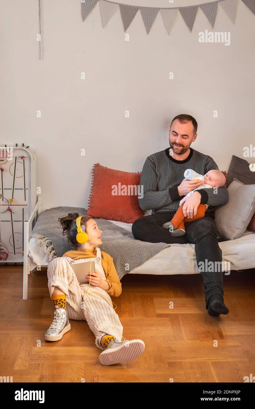 Padre con bambini in soggiorno Foto Stock