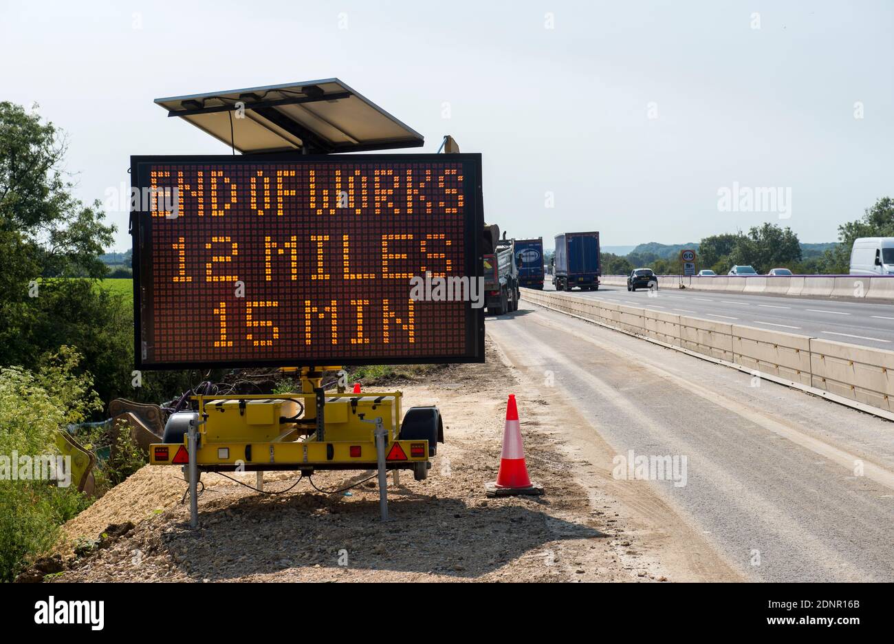 Cartello mobile a messaggio variabile in lavori stradali sull'autostrada M1, Inghilterra. Foto Stock