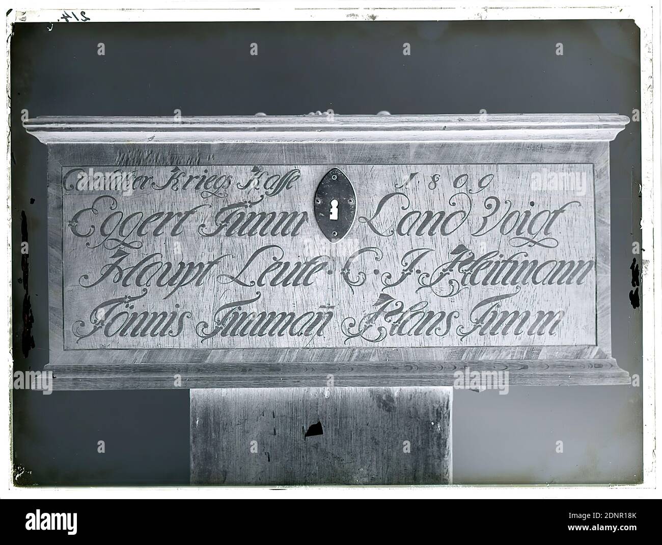 Wilhelm Weimar, cassa da guerra Curslacker, vetro negativo, nero e bianco processo negativo, totale: Altezza: 23.8 cm; larghezza: 17.8 cm, numerato: In alto a sinistra. : in inchiostro nero: 214, fotografia, legno (materiali da costruzione), petto, scatola, cassa Foto Stock
