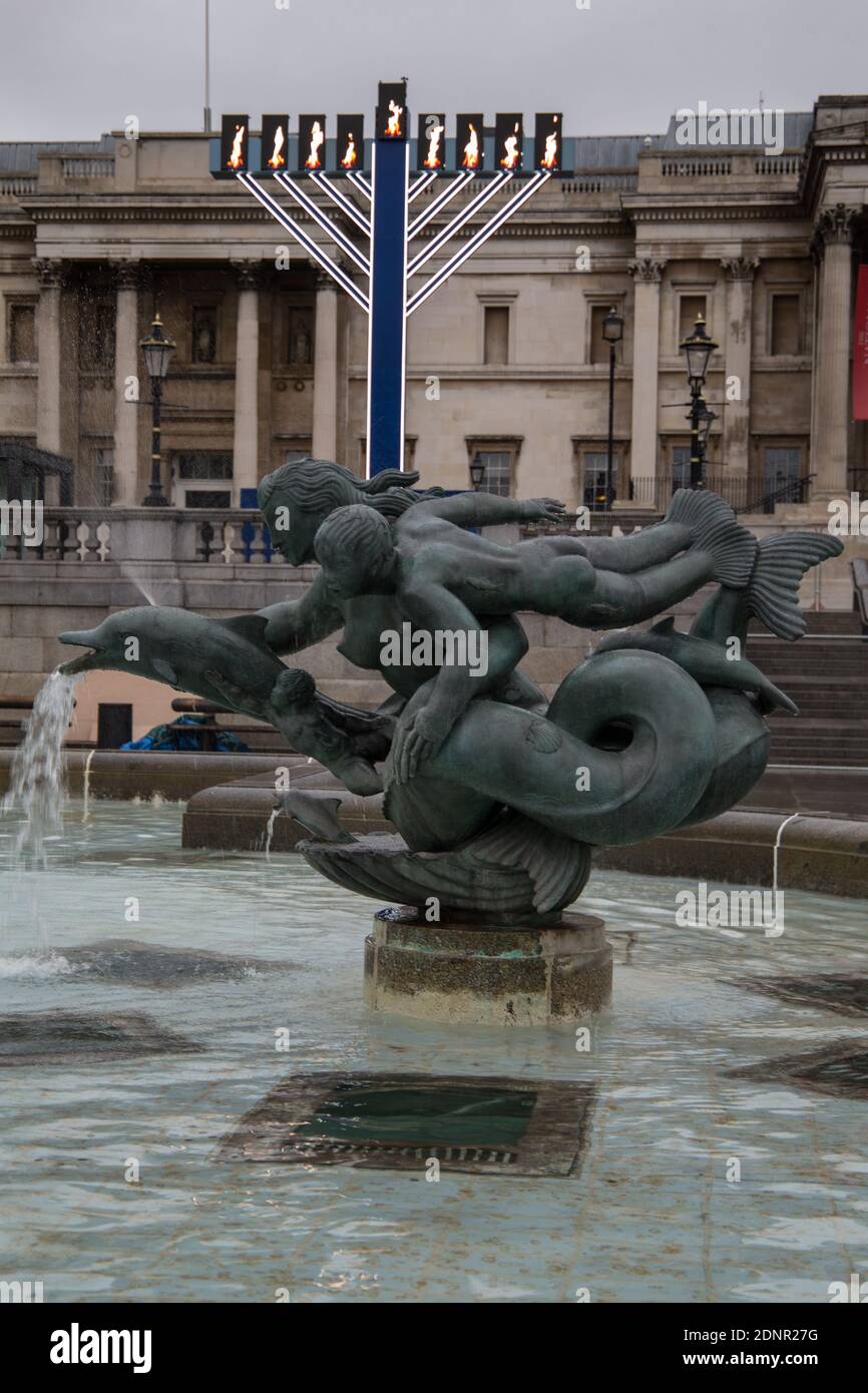 Londra UK 18 Dic 2020. La gigantesca menorah si illuminò completamente per Chanukah, la festa ebraica delle luci, in Piazza Trafalgar. Gli organizzatori dell'evento (il Consiglio dei dirigenti ebraici, il Forum ebraico di Londra e Chabad Lubavitch UK) .Paul Quezada-Neiman/Alamy Live News Foto Stock
