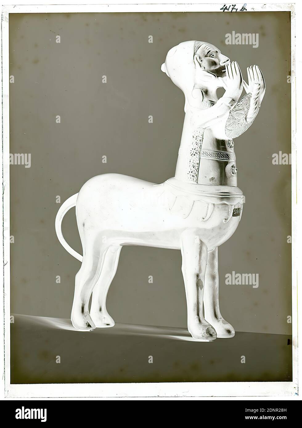 Wilhelm Weimar, centauro figura, negativo vetro, negativo bianco e nero, totale: Altezza: 23.8 cm; larghezza: 17.8 cm, numerato: In alto a destra. : in inchiostro nero: 417,b, fotografia, Arti e Mestieri, Arti e Mestieri, disegno industriale, Centauri, mitologia classica/Storia Antica, posture delle braccia, gesti, casco, Shield (armi), Animali favolosi, scultura, scultura, Arte di scultura Foto Stock