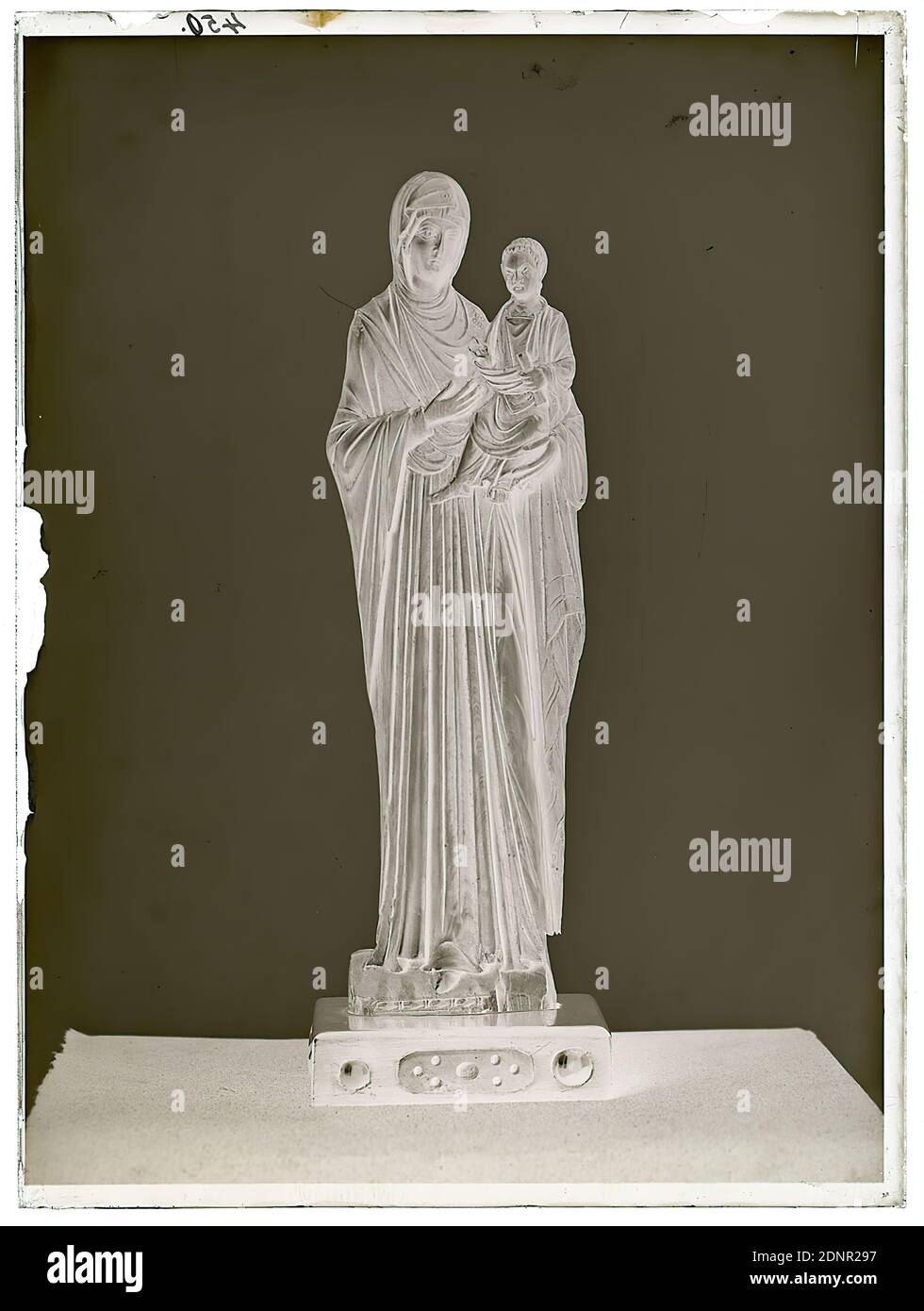 Wilhelm Weimar, scultura in rilievo Madonna con Bambino, vetro negativo, nero e bianco processo negativo, totale: Altezza: 23.8 cm; larghezza: 17.8 cm, numerata: In alto a sinistra : inchiostro nero: 450, fotografia, scultura, scultura, arte della scultura, Maria, Madonna in piedi, Cristo bambino, gioventù, scroll, bretella, posizioni delle braccia, gesti, religione cristiana, opera d'arte applicata (osso, avorio Foto Stock