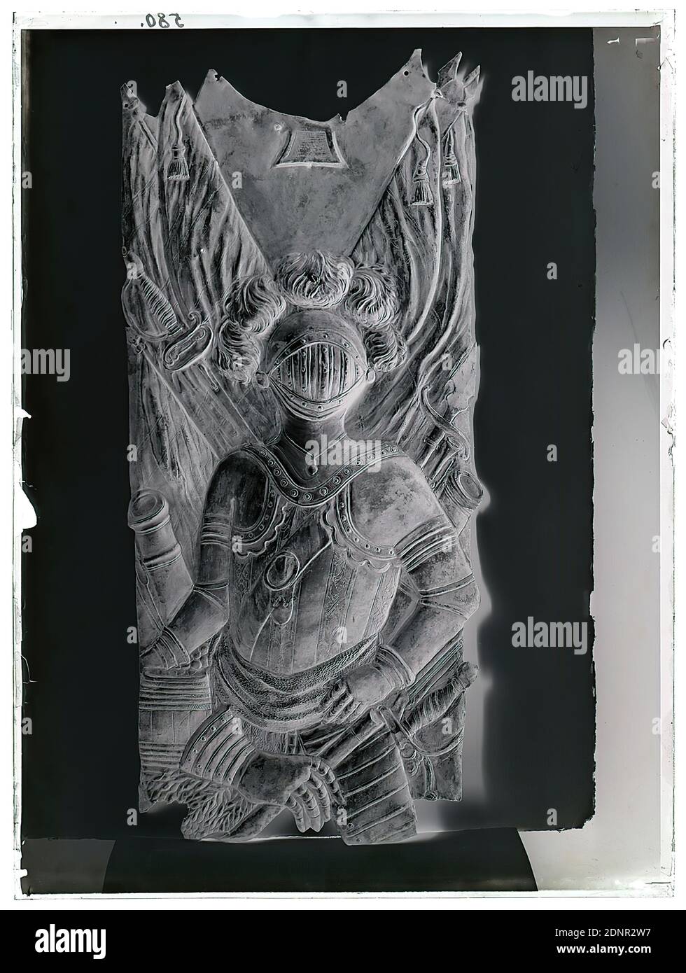 Wilhelm Weimar, negativo vetro, negativo bianco e nero, totale: Altezza: 23.8 cm; larghezza: 17.8 cm, numerato: In alto a sinistra. : in inchiostro nero: 580, arte e artigianato, arte e artigianato, disegno industriale, casco, armi, armatura, carro armato, epee, cannone, scultura, plastica, arte della scultura Foto Stock