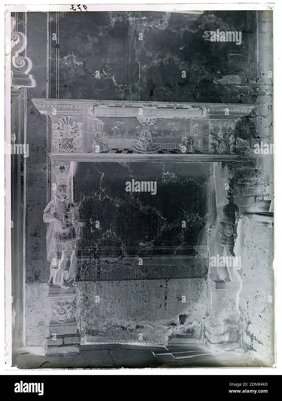 Wilhelm Weimar, confine con il camino, Grapengiesserstr. 45, Lüneburg, vetro negativo, nero e bianco negativo processo, totale: Altezza: 23.8 cm; larghezza: 17.8 cm, numerato: In alto a sinistra : in inchiostro nero: 973, fotografia, arte e artigianato, disegno industriale, leone (predatori), armatura, serbatoio, uomo, decorazione d'interni (di una casa), camino, scultura, scultura, arte della scultura Foto Stock