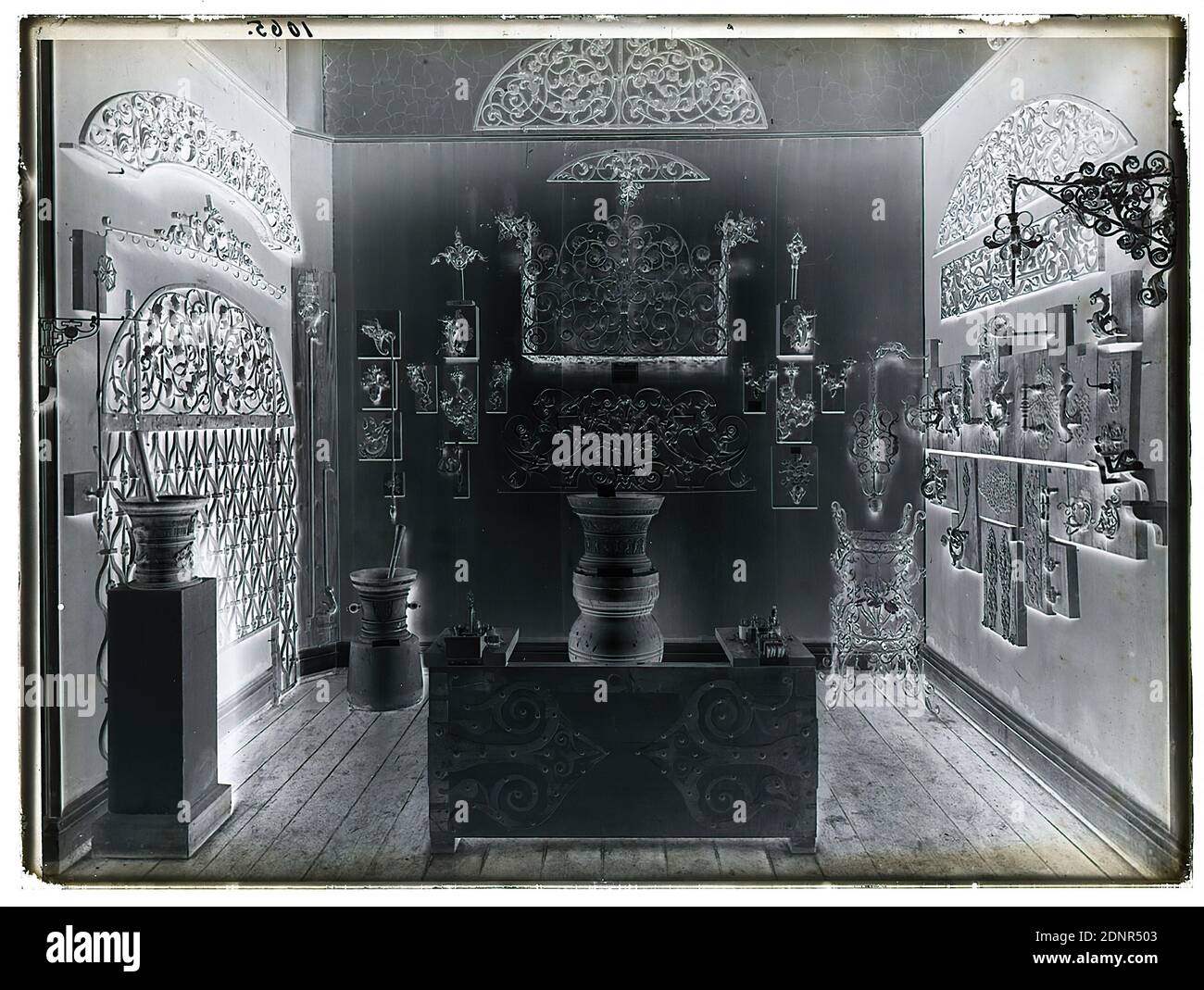 Wilhelm Weimar, opere in ferro battuto, esposizione, negativo vetro, negativo bianco e nero, totale: Altezza: 23.8 cm; larghezza: 17.8 cm, numerato: In alto a sinistra : in inchiostro nero: 1065, fotografia, collezione ed esposizione di opere d'arte, opera d'arte applicata (metalli), Artigianato con metallo, Museo Foto Stock