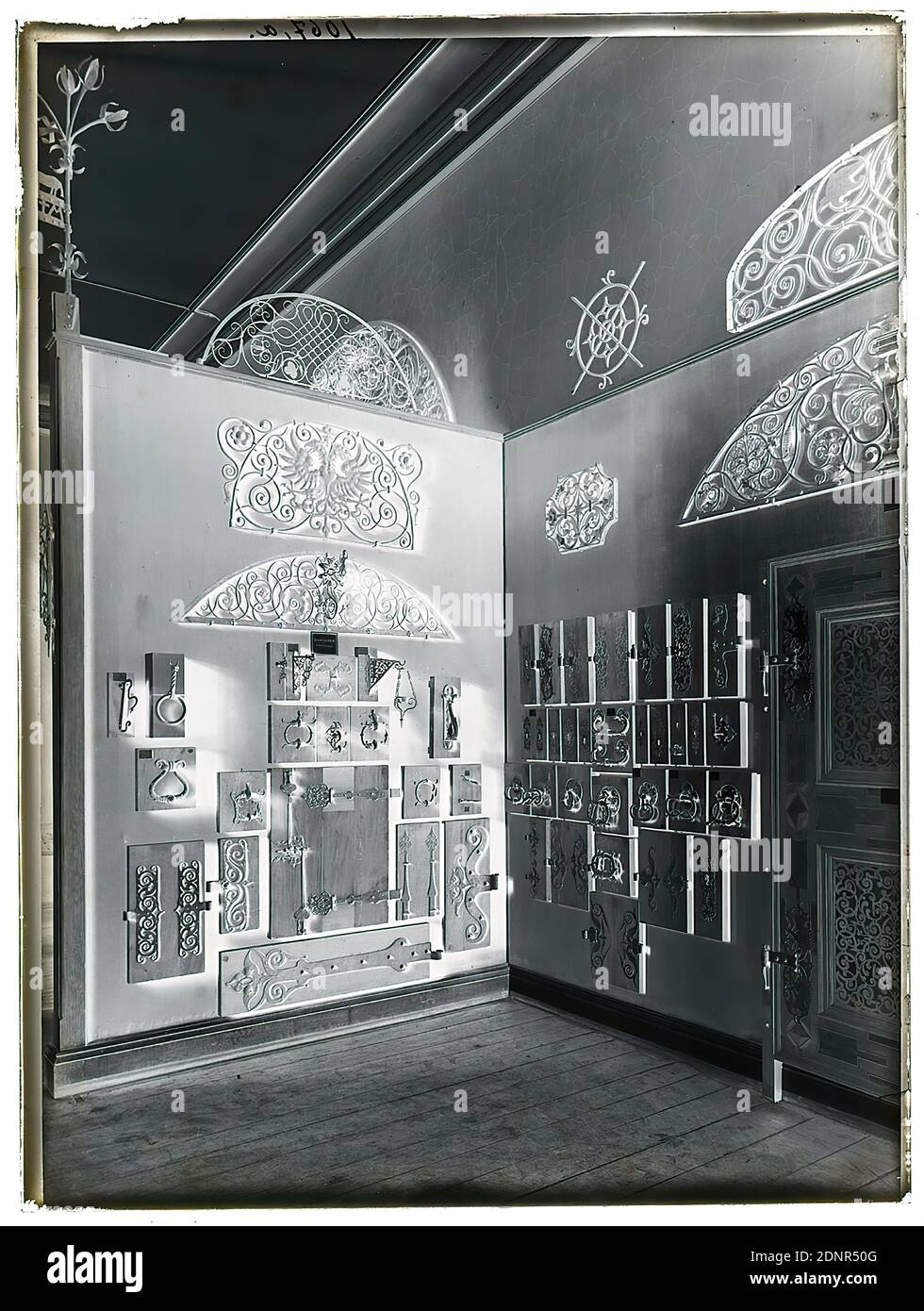 Wilhelm Weimar, opere in ferro battuto, esposizione, negativo vetro, negativo bianco e nero, totale: Altezza: 23.8 cm; larghezza: 17.8 cm, numerato: In alto a sinistra : in inchiostro nero: 1067,a, fotografia, arte applicata (collezionismo ed esposizione di opere d'arte), opera d'arte applicata (metalli), artigianato con metallo, museo Foto Stock