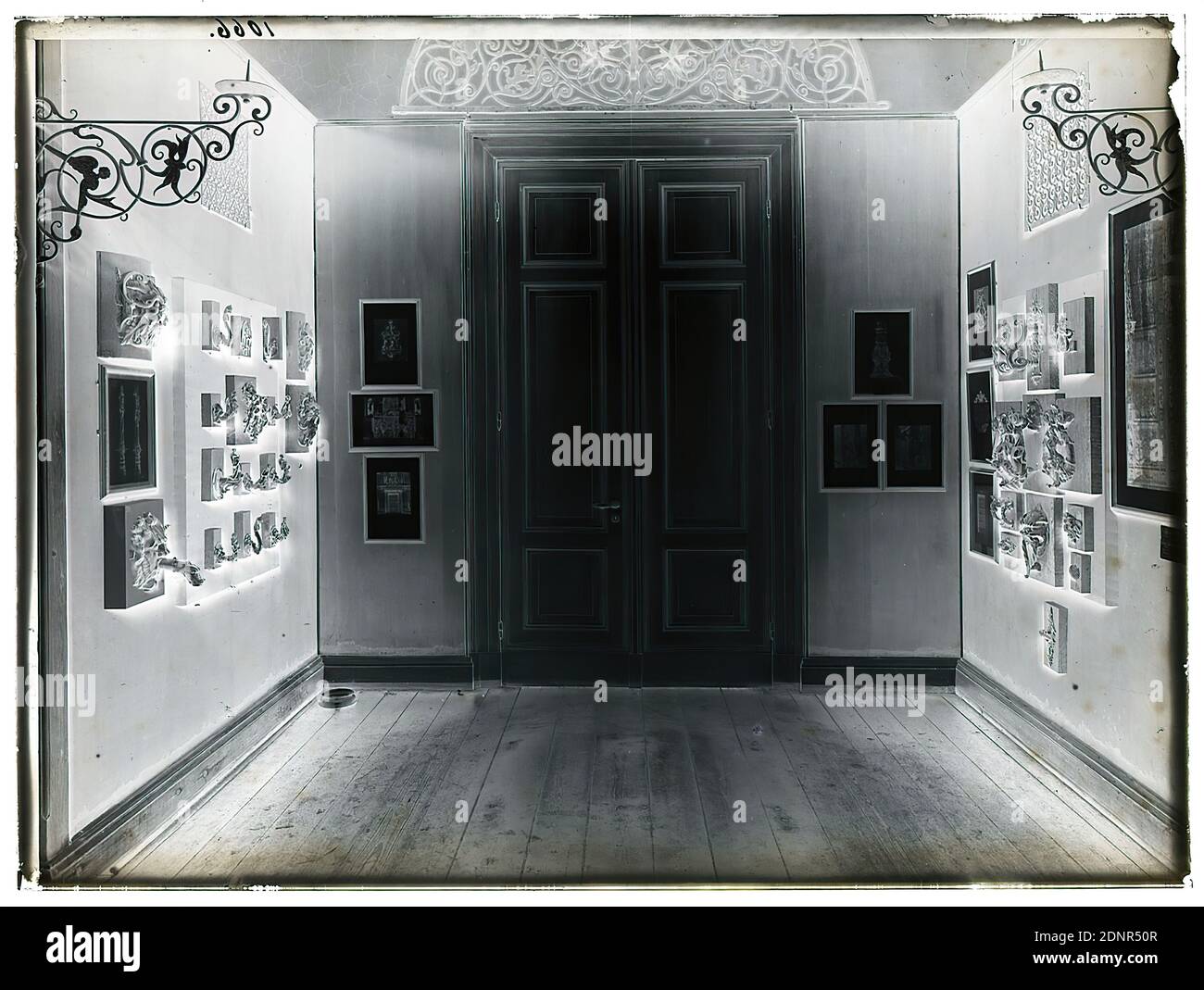 Wilhelm Weimar, opere in ferro battuto, esposizione, negativo vetro, negativo bianco e nero, totale: Altezza: 23.8 cm; larghezza: 17.8 cm, numerato: In alto a sinistra : in inchiostro nero: 1066, fotografia, collezione ed esposizione di opere d'arte, opera d'arte applicata (metalli), Artigianato con metallo, porta, Museo Foto Stock