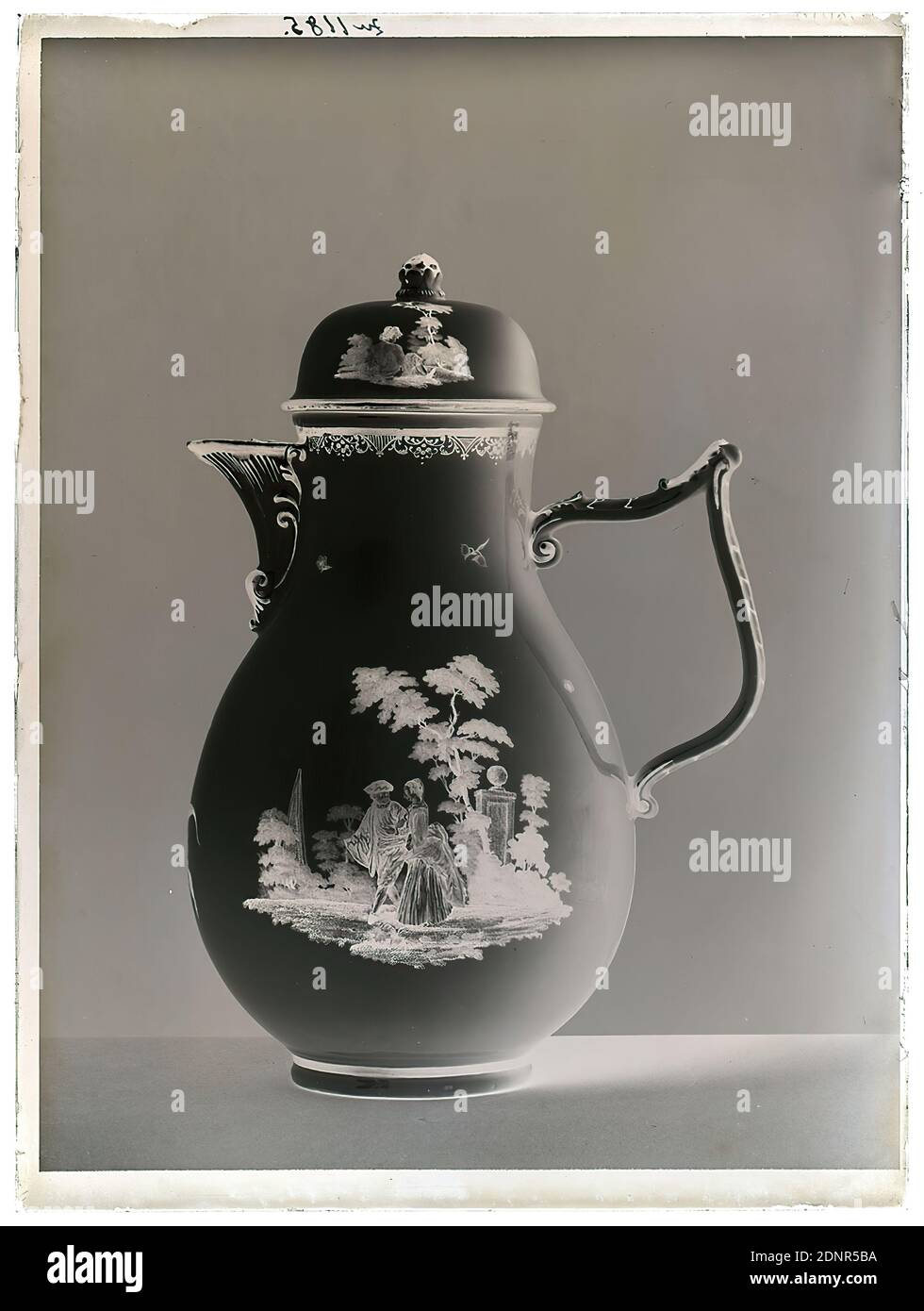 Wilhelm Weimar, caffettiera, vetro negativo, nero e bianco negativo processo, totale: Altezza: 23.8 cm; larghezza: 17.8 cm, numerato: In alto a sinistra : inchiostro nero: Zu 1185, opera di arte applicata (ceramica), brocca (vaso da bere), alberi, cespugli, uccelli, idillio, scene rurali, scene arcaiche, arte e artigianato, disegno industriale, contenitore (ceramica): recipiente, caraffa, pentola, vaso Foto Stock