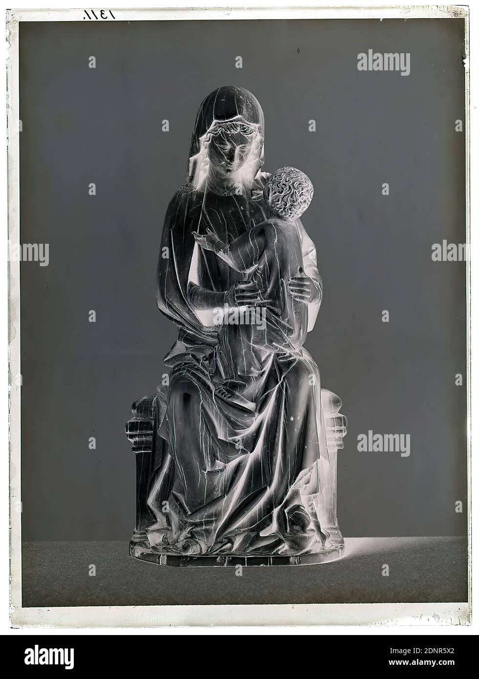 Wilhelm Weimar, statuetta della Madonna col Bambino, vetro negativo, nero e bianco processo negativo, totale: Altezza: 23.8 cm; larghezza: 17.8 cm, numerato: In alto a sinistra: In inchiostro nero: 1311, scultura, scultura, arte della scultura, arte della scultura Foto Stock