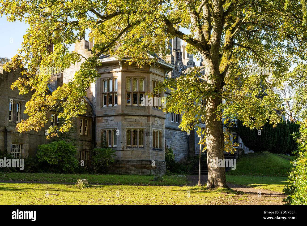 Vista attraverso gli alberi del castello di Lauriston a Cramond, Edimburgo, Scozia, Regno Unito Foto Stock